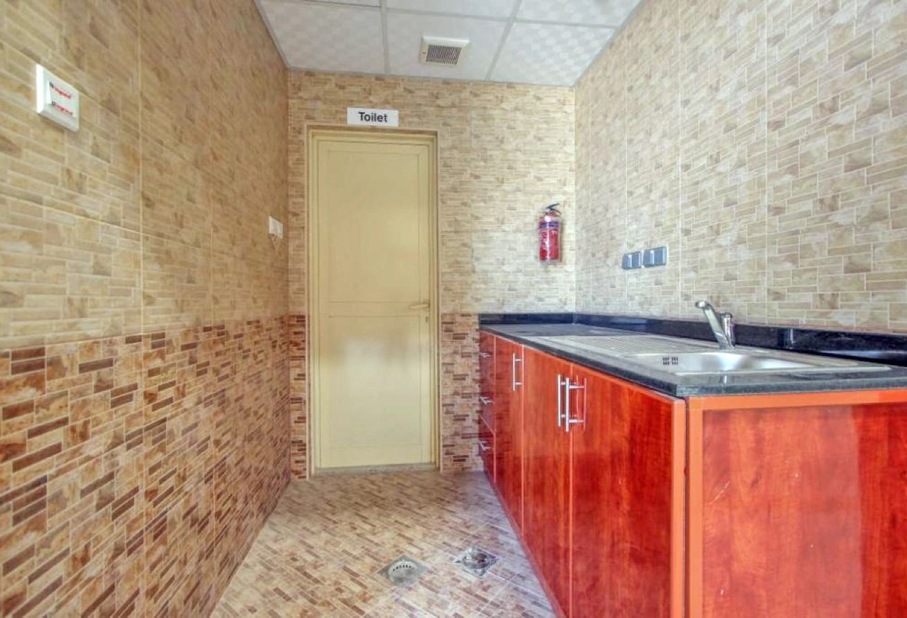 HIGH CEILING | SECURE ACCESS | SPACIOUS WAREHOUSE