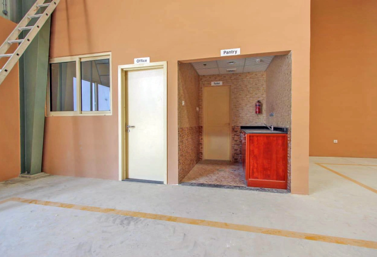 HIGH CEILING | SECURE ACCESS | SPACIOUS WAREHOUSE