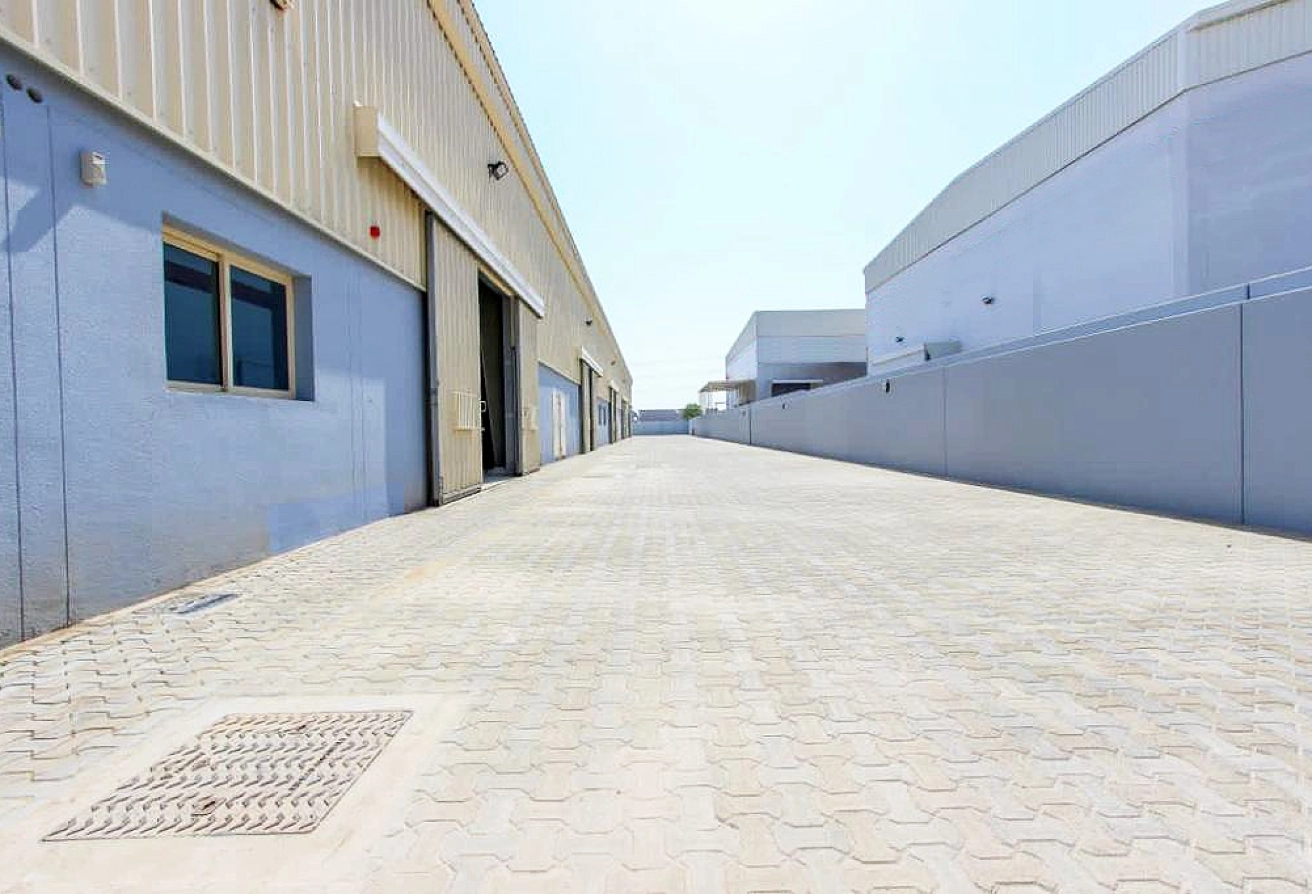 HIGH CEILING | SECURE ACCESS | SPACIOUS WAREHOUSE