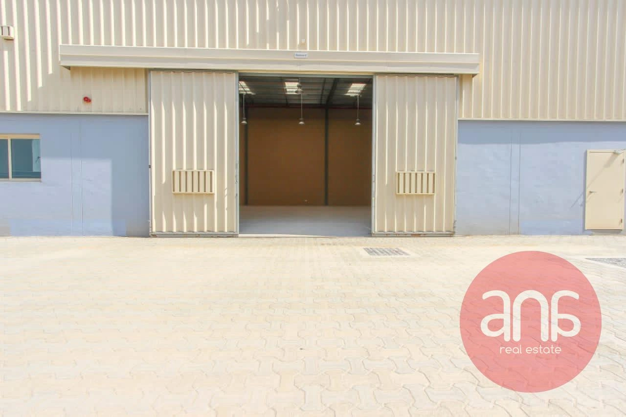 HIGH-CEILING WAREHOUSE | IDEAL FOR STORAGE