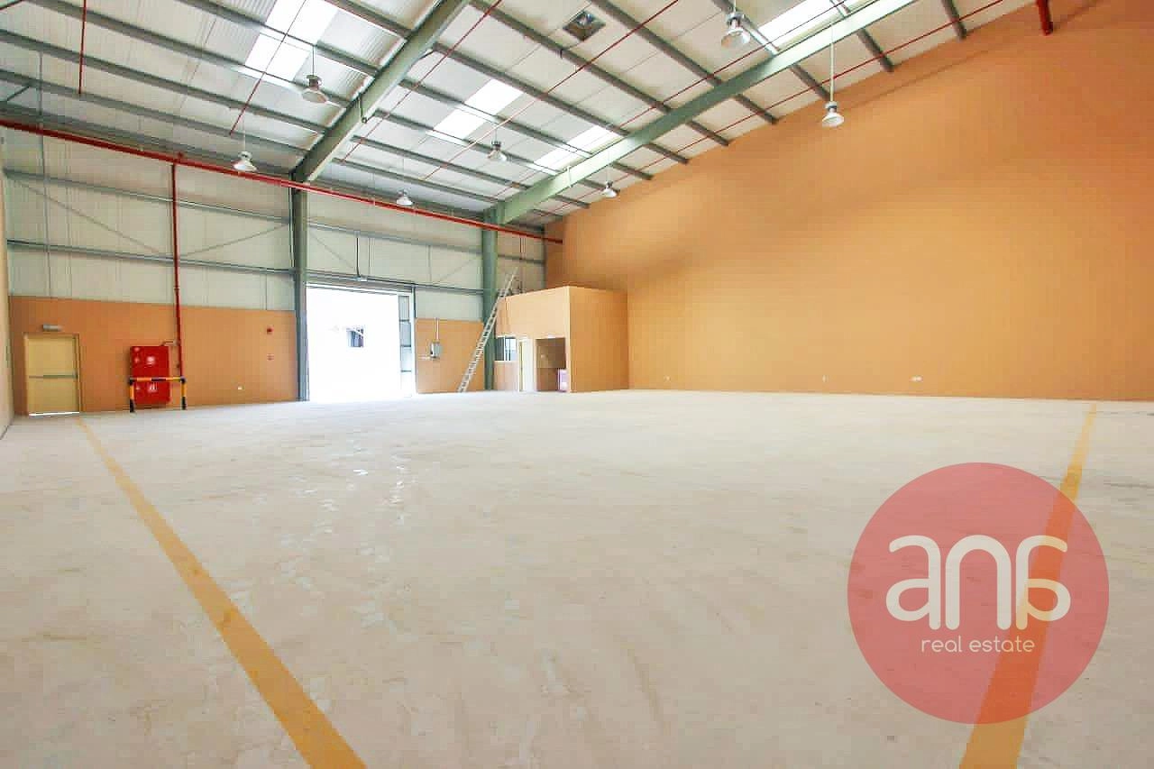 HIGH-CEILING WAREHOUSE | IDEAL FOR STORAGE