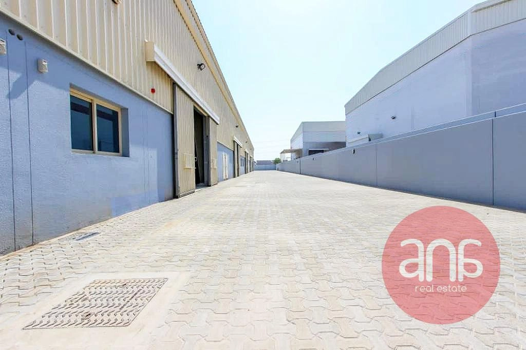 HIGH-CEILING WAREHOUSE | IDEAL FOR STORAGE