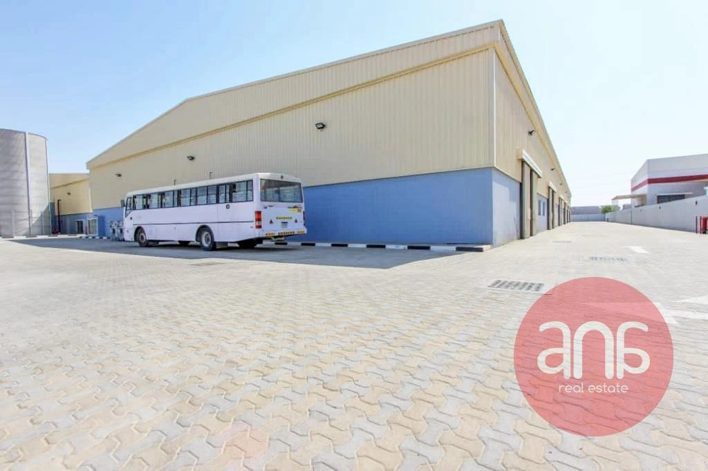 HIGH-CEILING WAREHOUSE | IDEAL FOR STORAGE