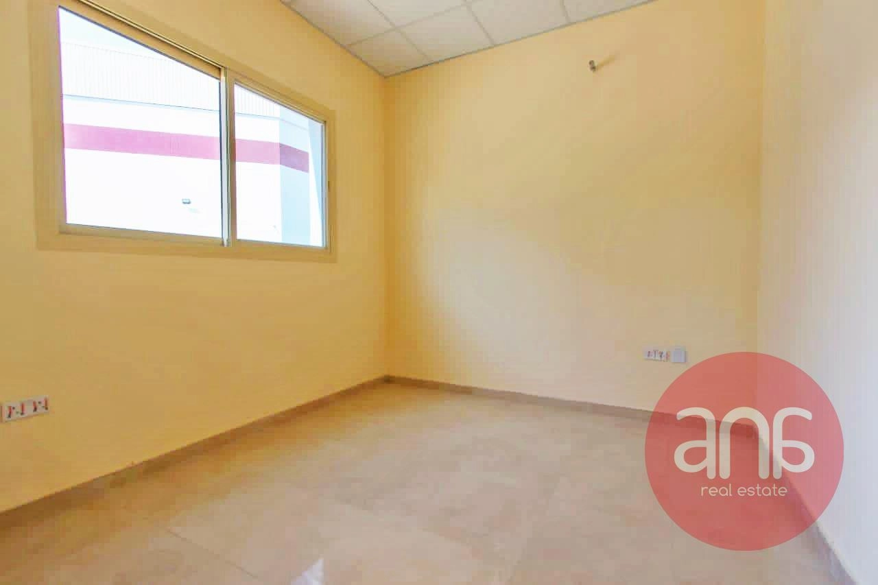 HIGH-CEILING WAREHOUSE | IDEAL FOR STORAGE