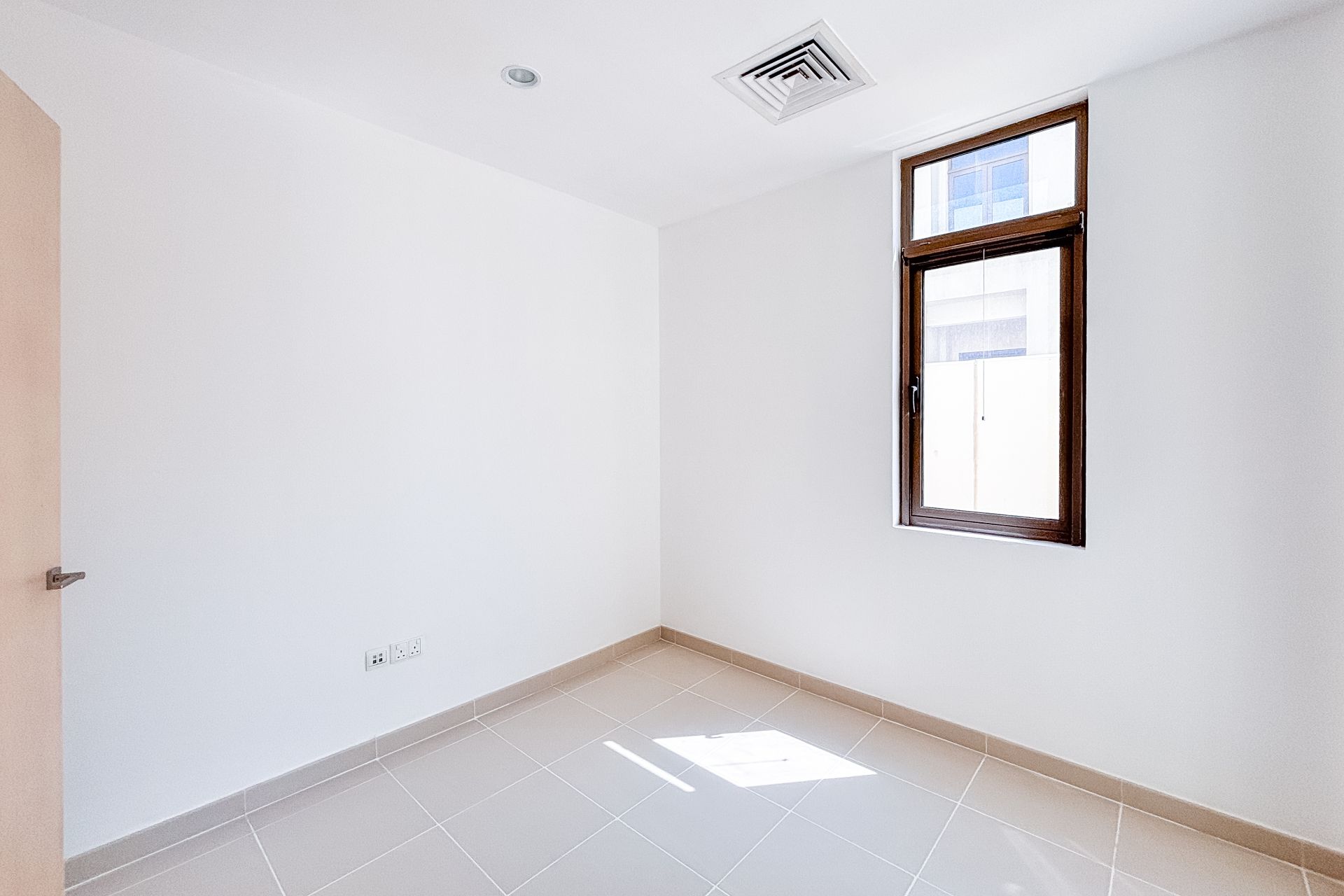 SINGLE ROW | SPACIOUS 3 BEDROOMS | NEXT TO PARK