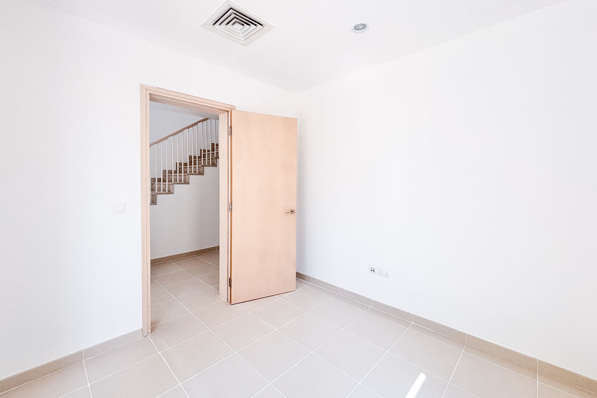 SINGLE ROW | SPACIOUS 3 BEDROOMS | NEXT TO PARK
