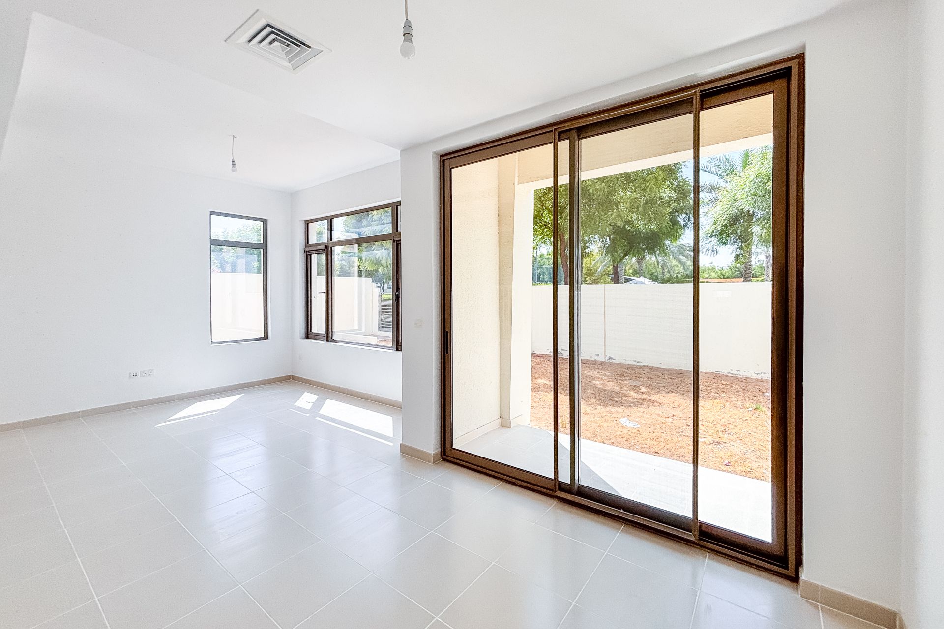SINGLE ROW | SPACIOUS 3 BEDROOMS | NEXT TO PARK