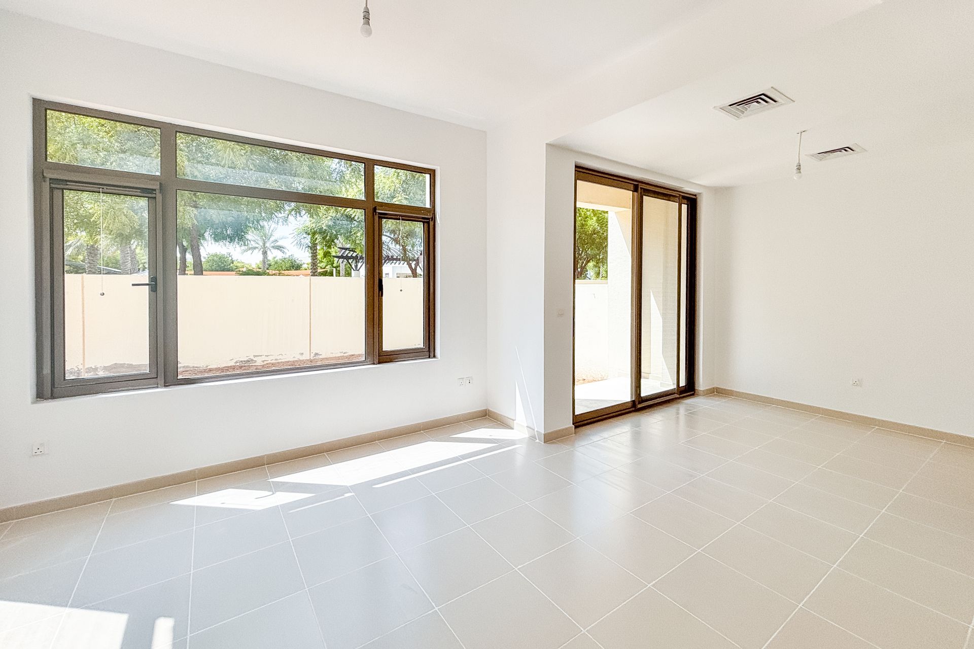 SINGLE ROW | SPACIOUS 3 BEDROOMS | NEXT TO PARK
