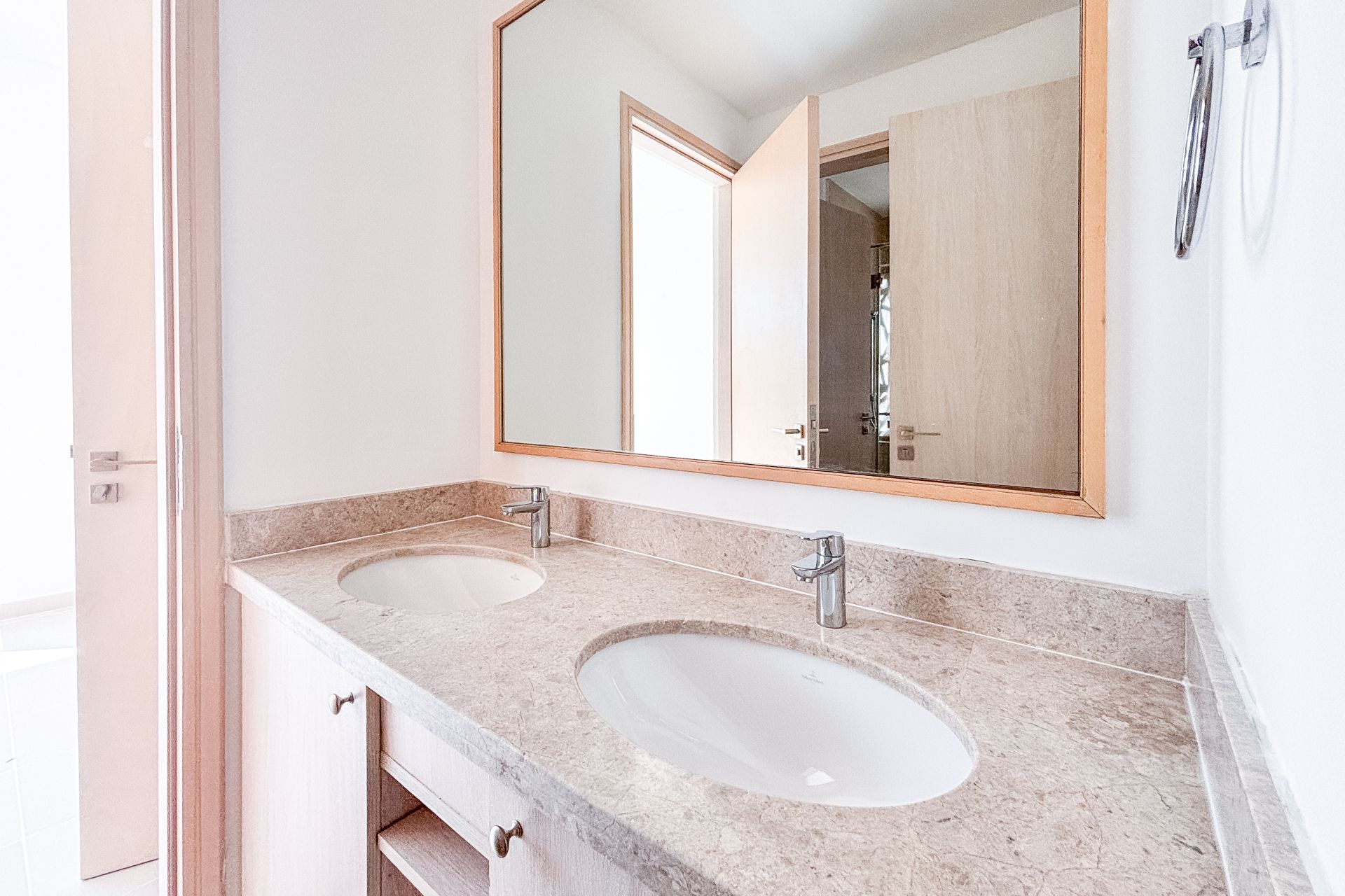 SINGLE ROW | SPACIOUS 3 BEDROOMS | NEXT TO PARK
