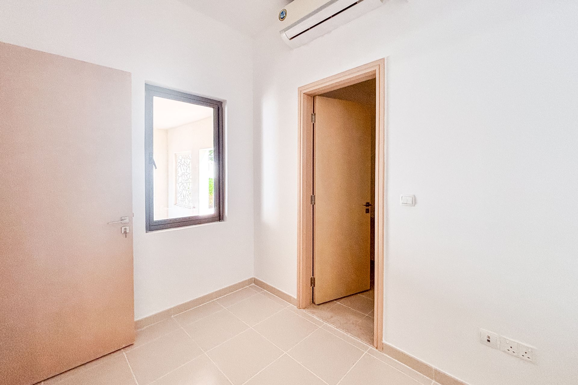 SINGLE ROW | SPACIOUS 3 BEDROOMS | NEXT TO PARK
