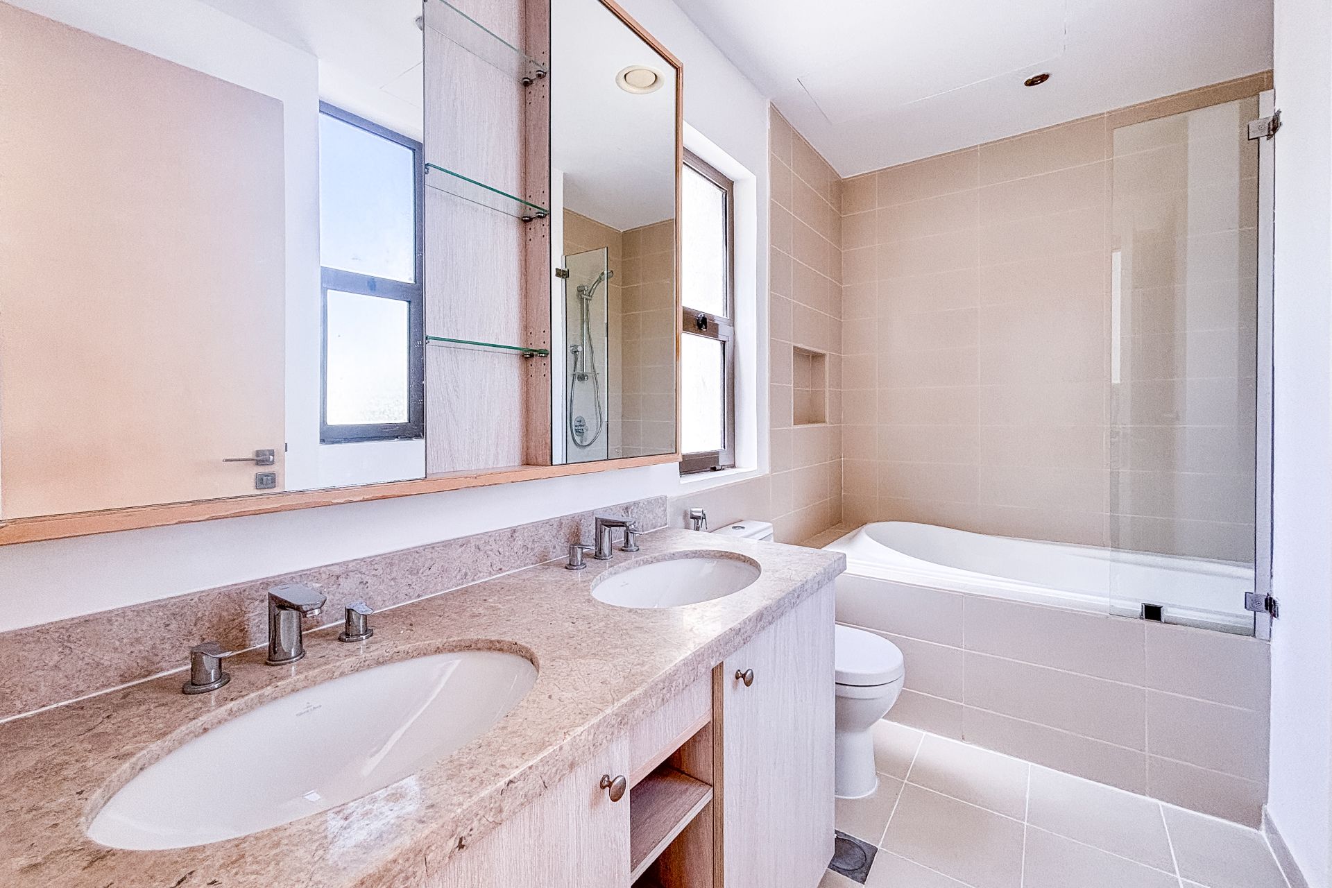 SINGLE ROW | SPACIOUS 3 BEDROOMS | NEXT TO PARK
