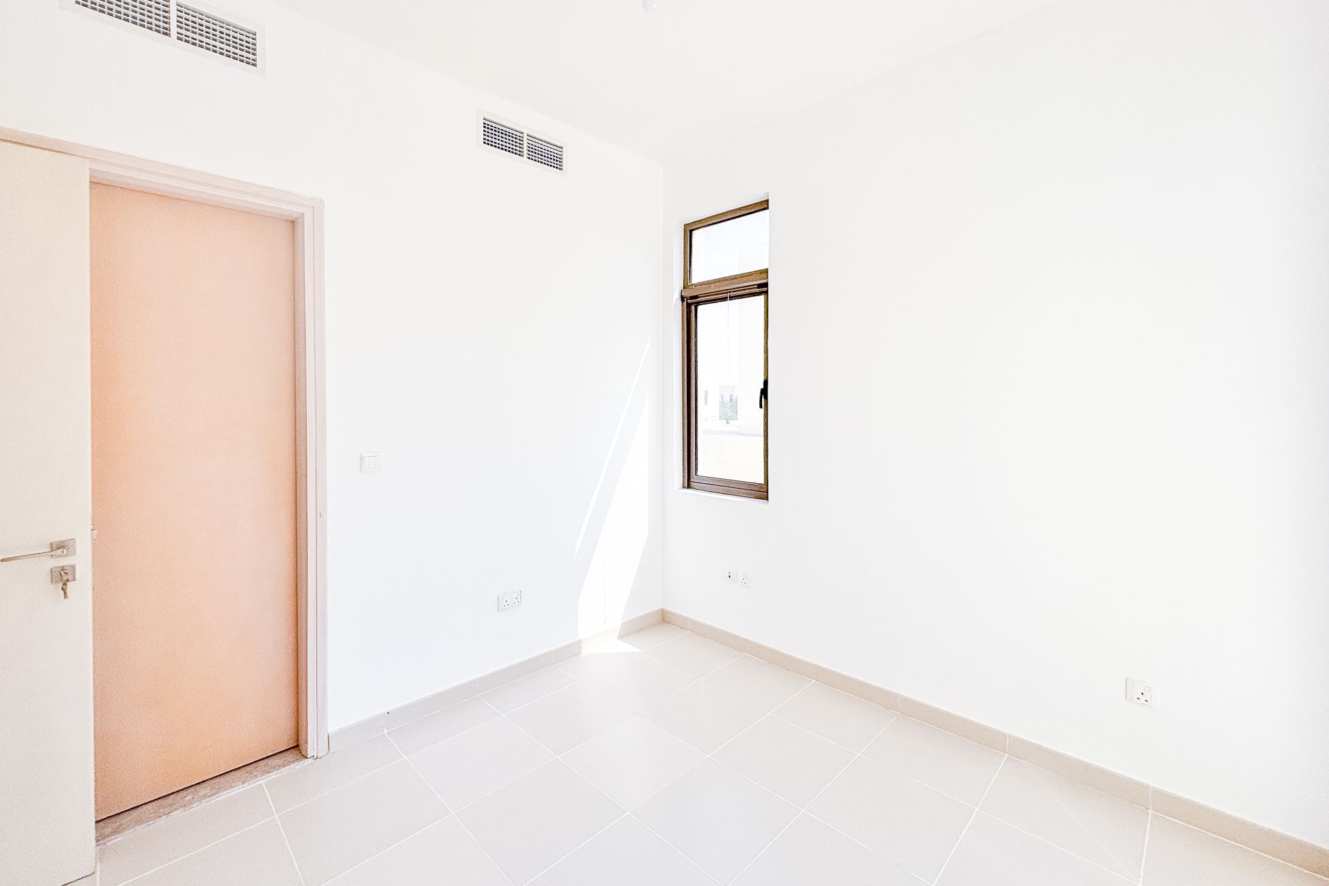 SINGLE ROW | SPACIOUS 3 BEDROOMS | NEXT TO PARK