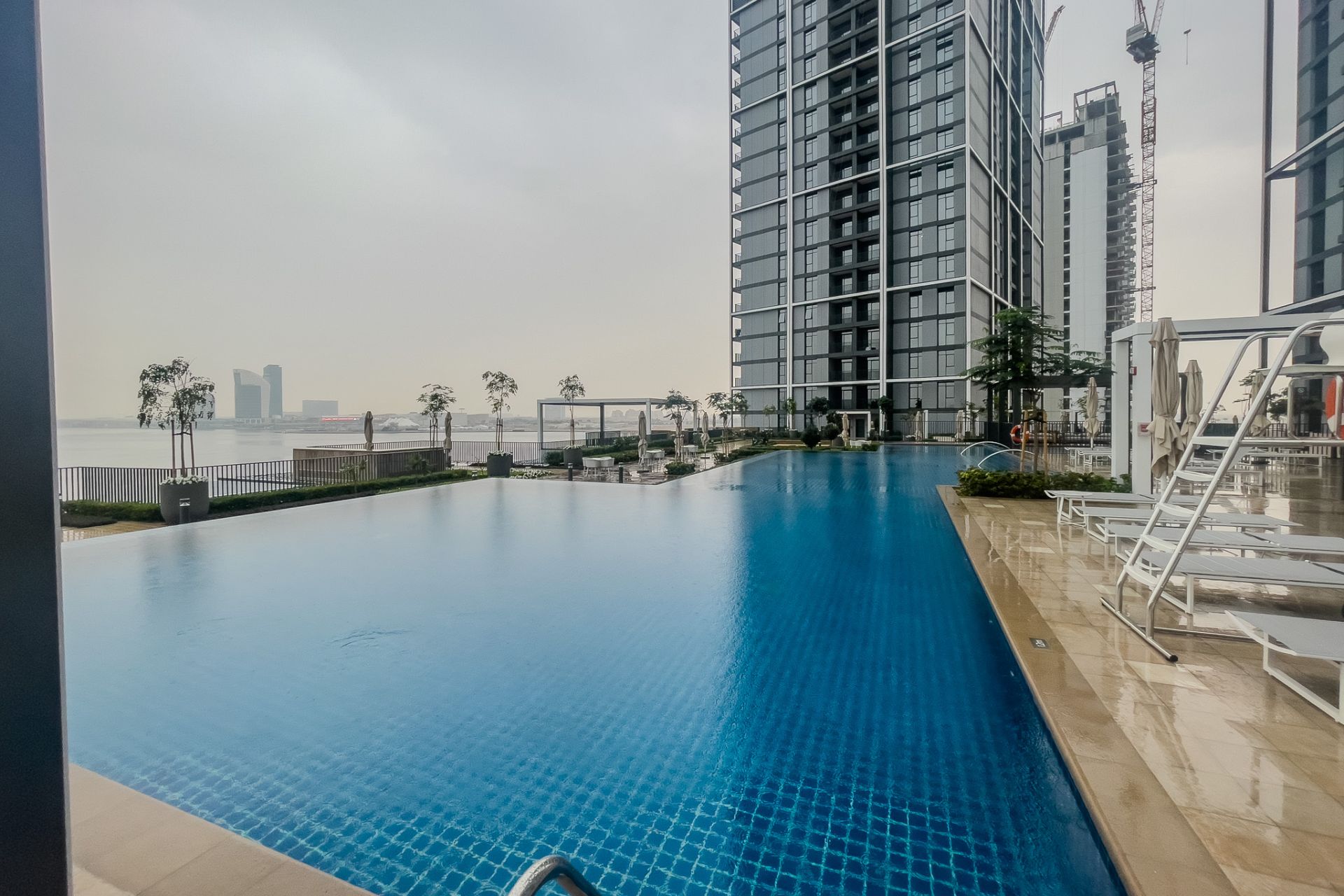 Prime Location | Chiller Free | Boulevard View