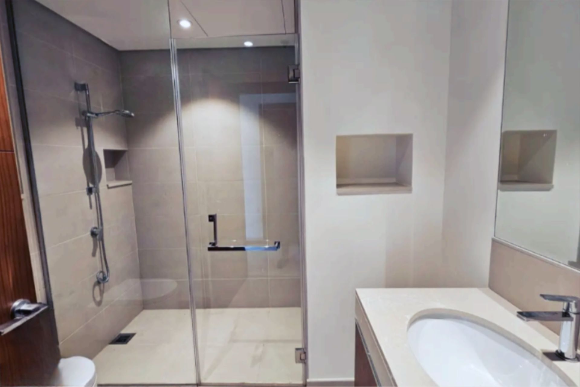 Water View | Vacant Soon | Mid Floor