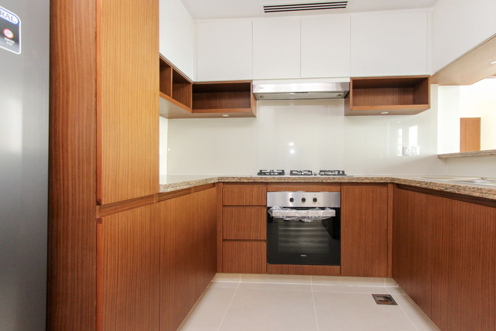 Creek and Marina View | Maids Room | Mid Floor