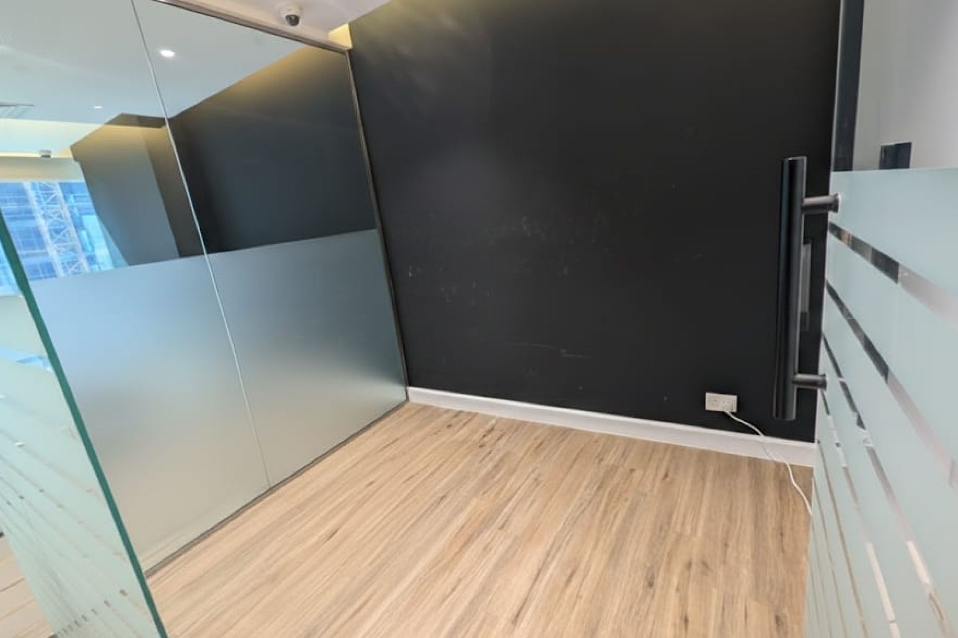 PRIME LOCATION | CLOSE TO METRO | SEMI FURNISHED