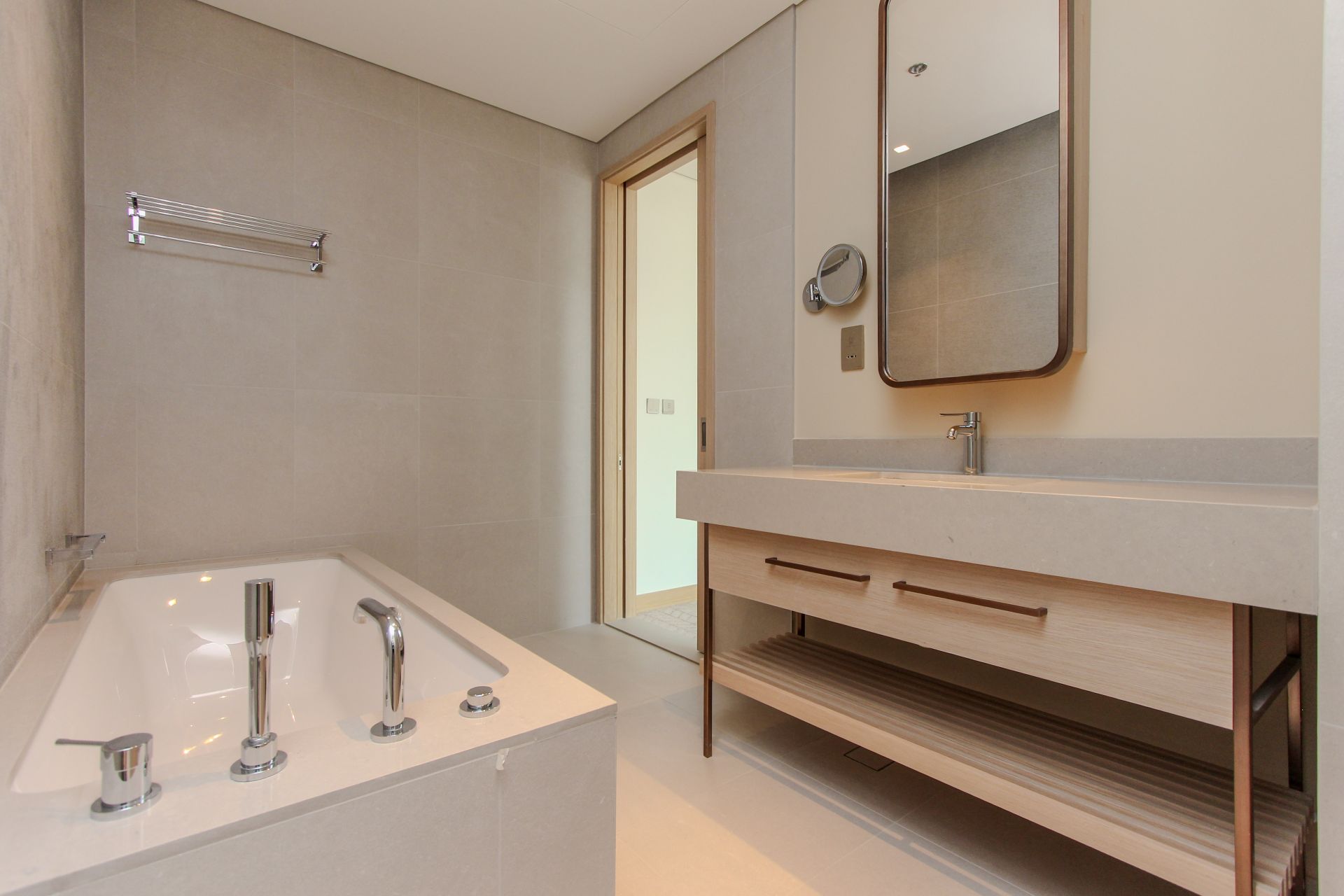 DUBAI MALL ACCESS | BURJ VIEW | SEMI-FURNISHED