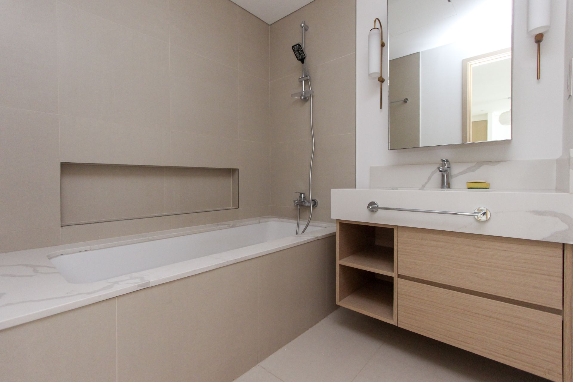 SPACIOUS FURNISHED APARTMENT | OPEN VIEW | VACANT