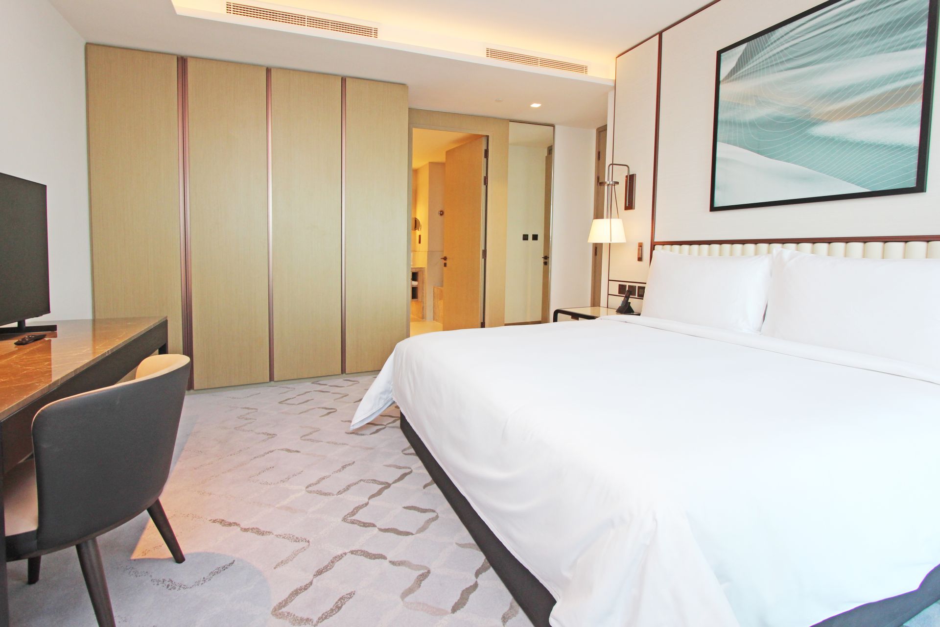 Huge Layout | Downtown View | Luxurious Living