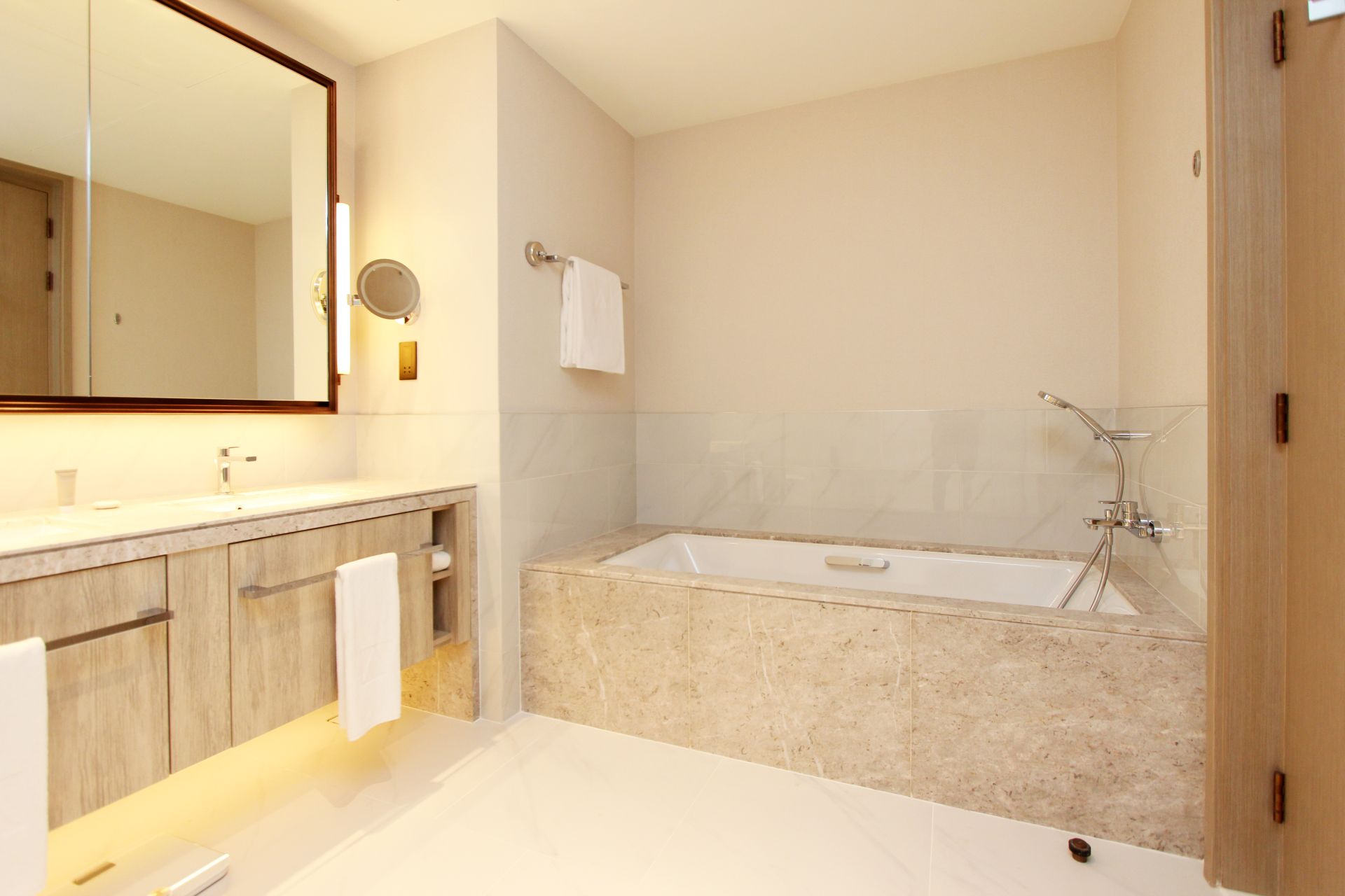 Huge Layout | Downtown View | Luxurious Living