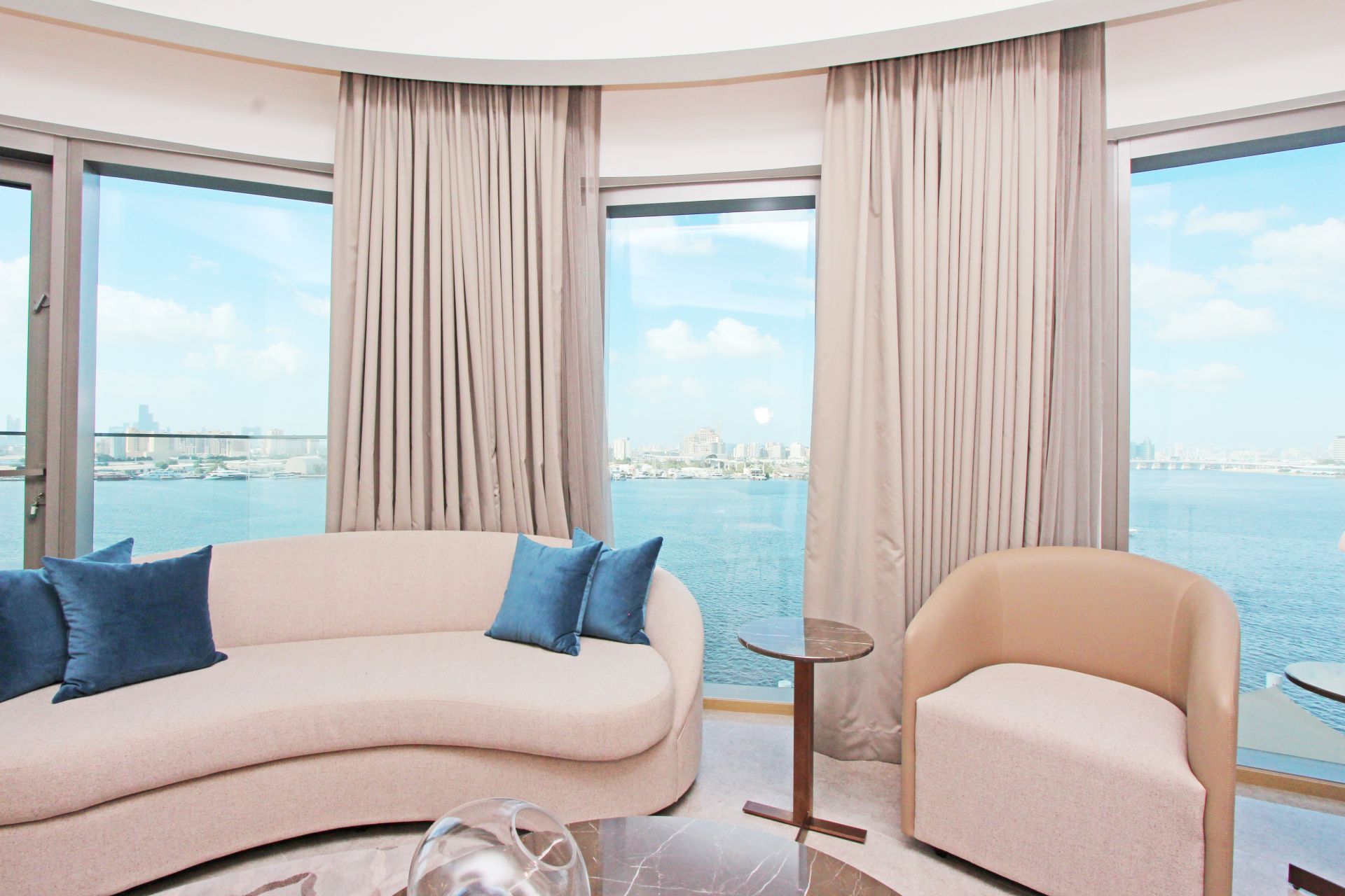 Huge Layout | Downtown View | Luxurious Living