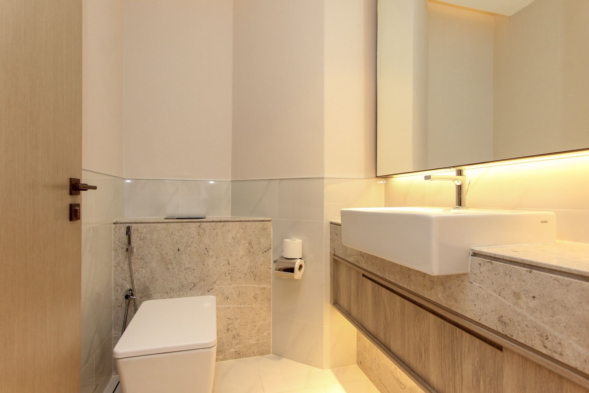 Huge Layout | Downtown View | Luxurious Living