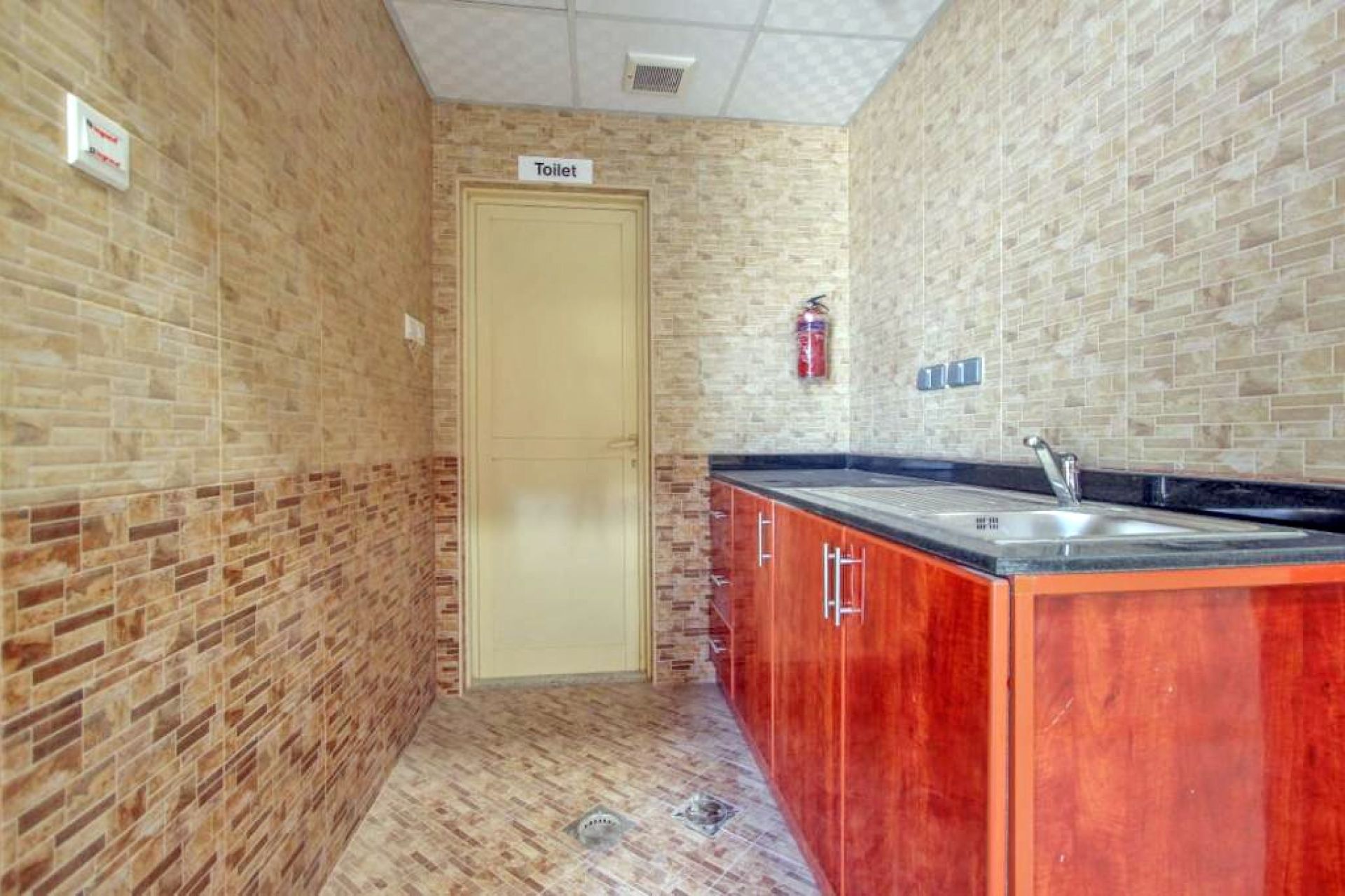 HIGH-CEILING WAREHOUSE | IDEAL FOR STORAGE
