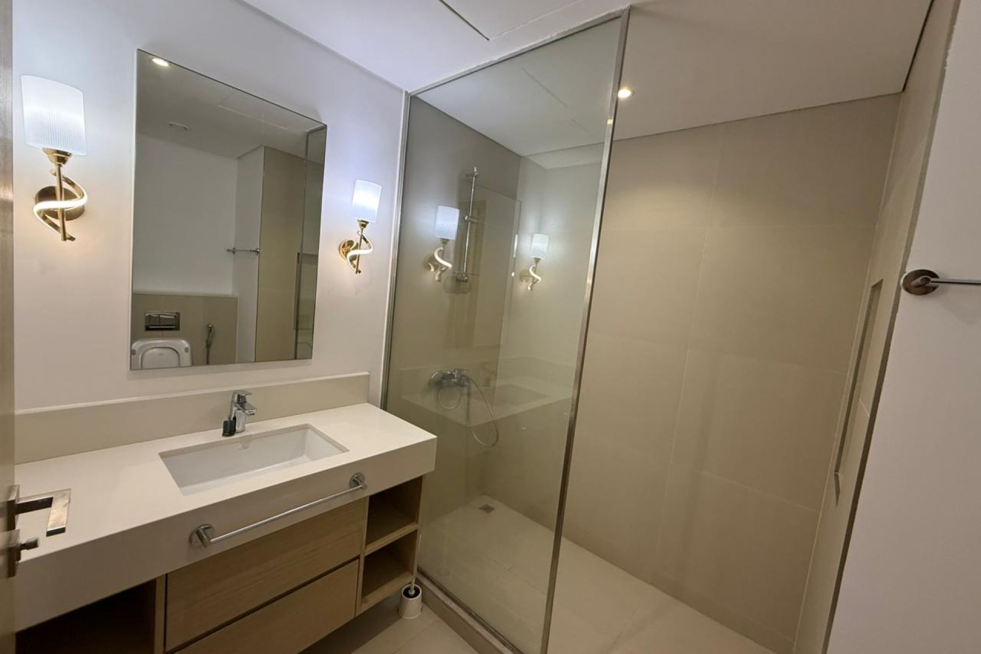 Vacant | Canal View | Mid floor