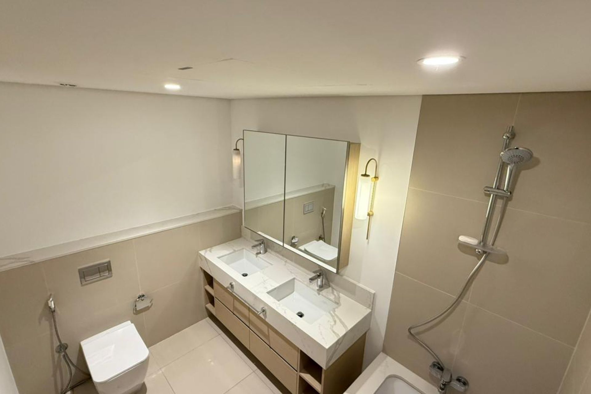 Vacant | Canal View | Mid floor