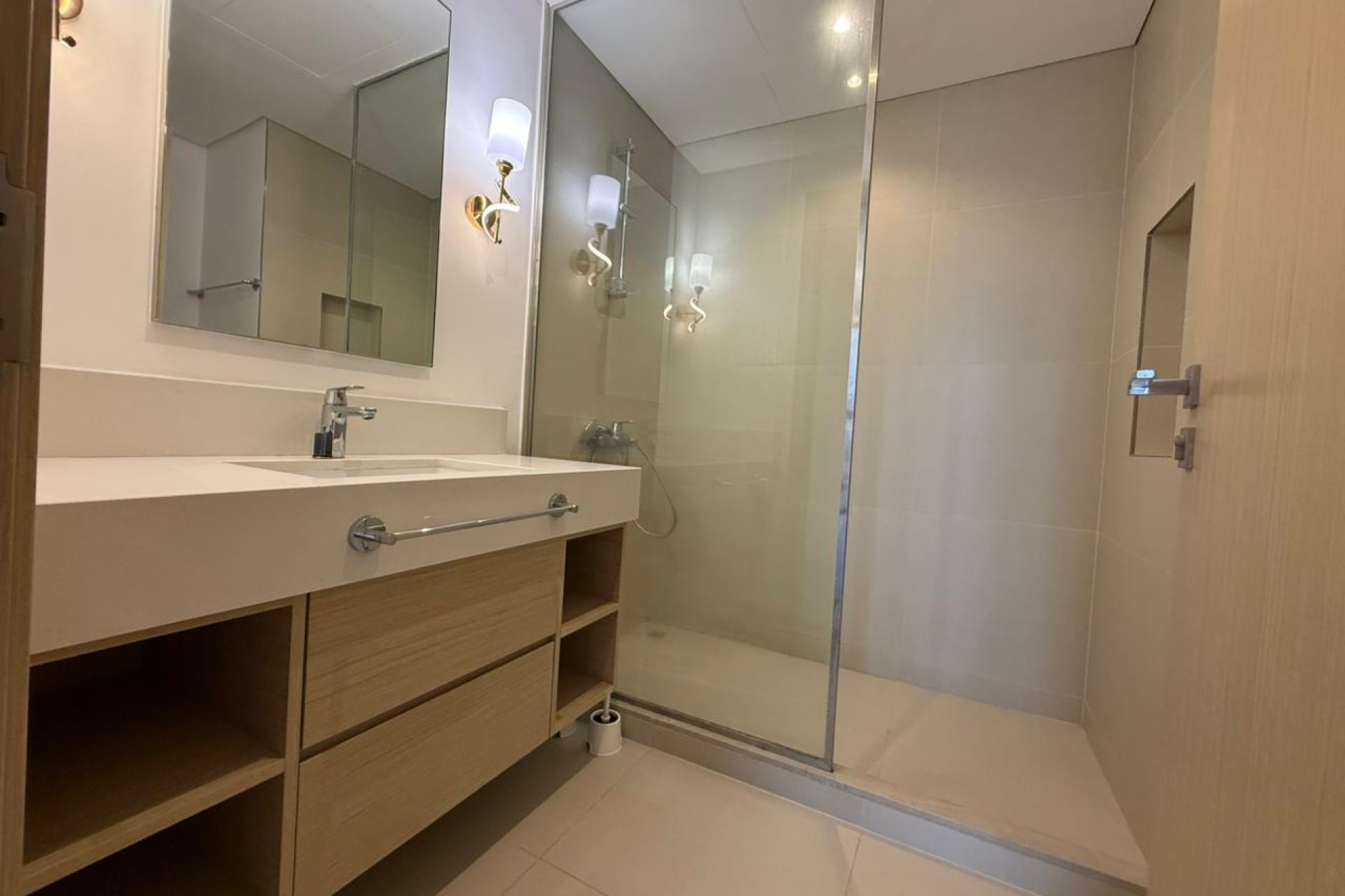 Vacant | Canal View | Mid floor