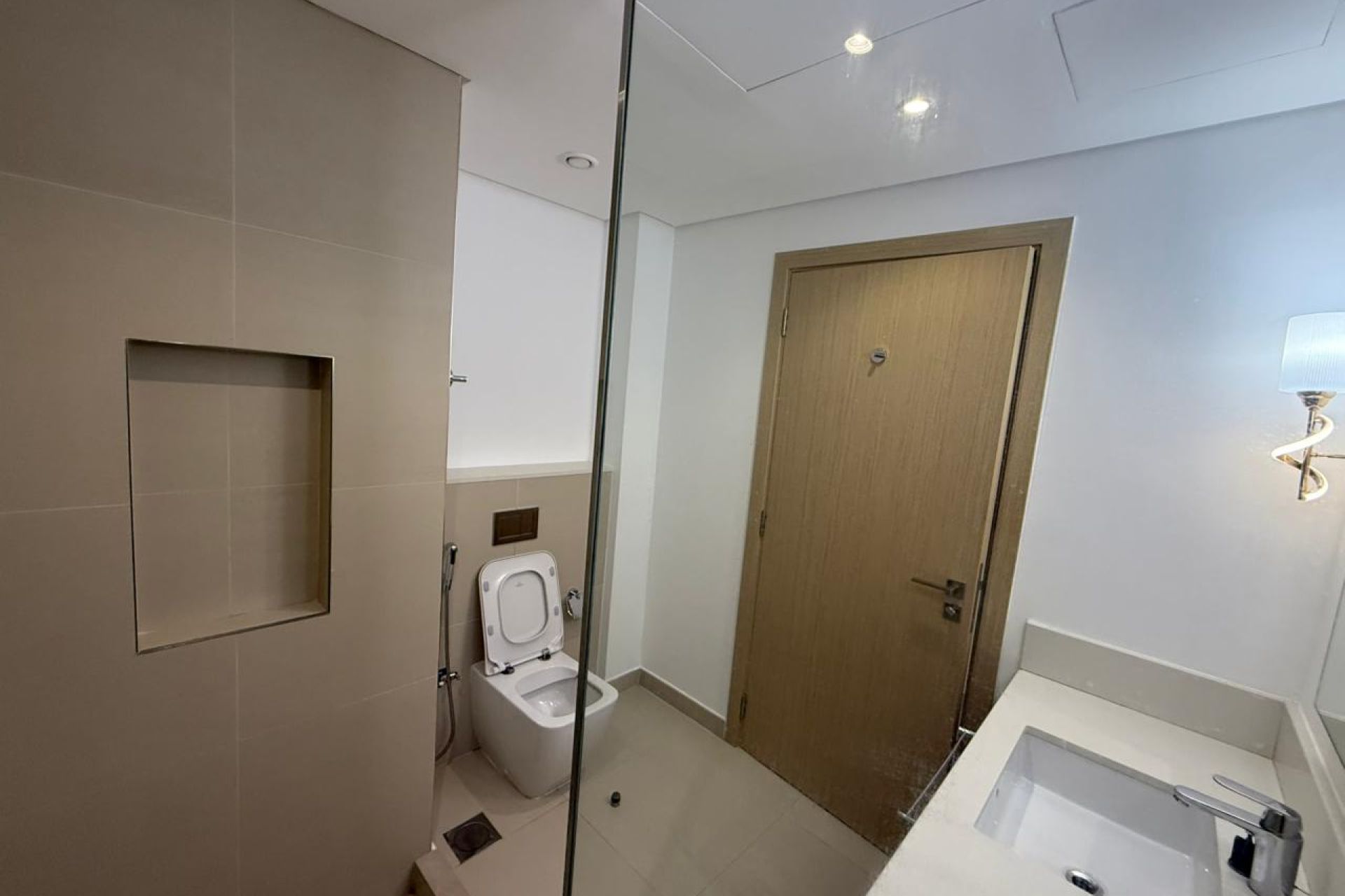 Vacant | Canal View | Mid floor