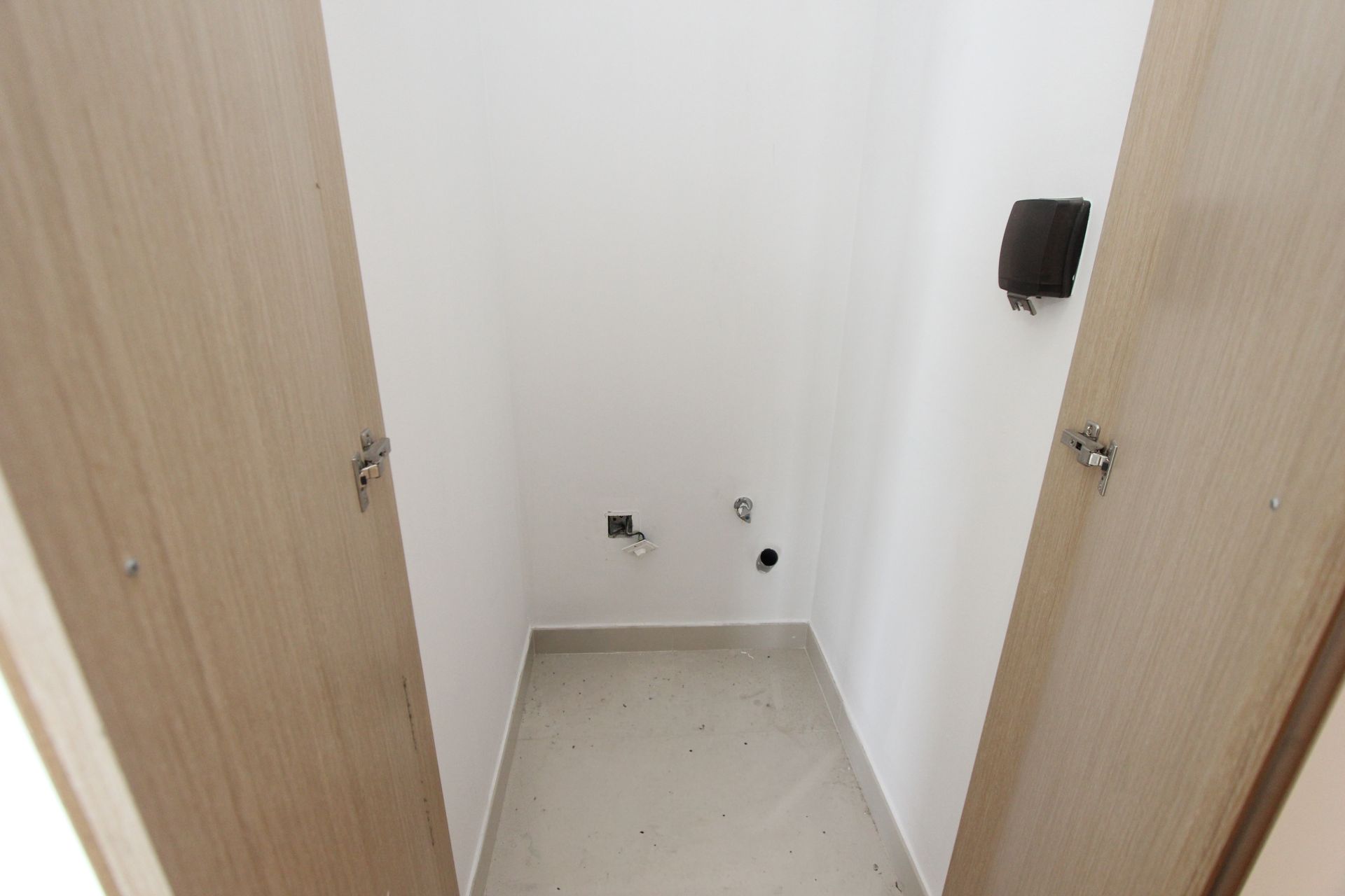 Vacant | Unfurnished | Mid Floor