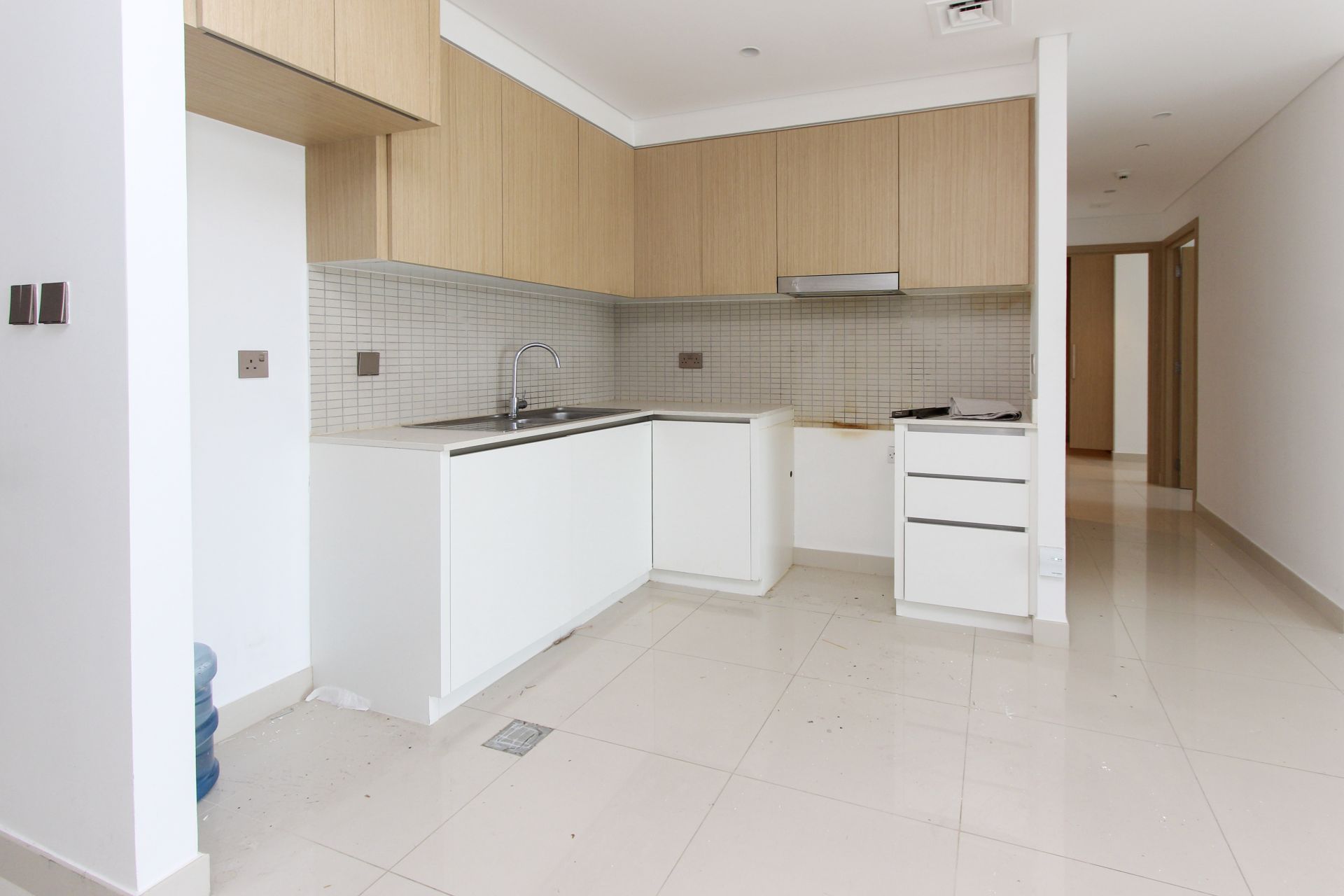 Vacant | Unfurnished | Mid Floor