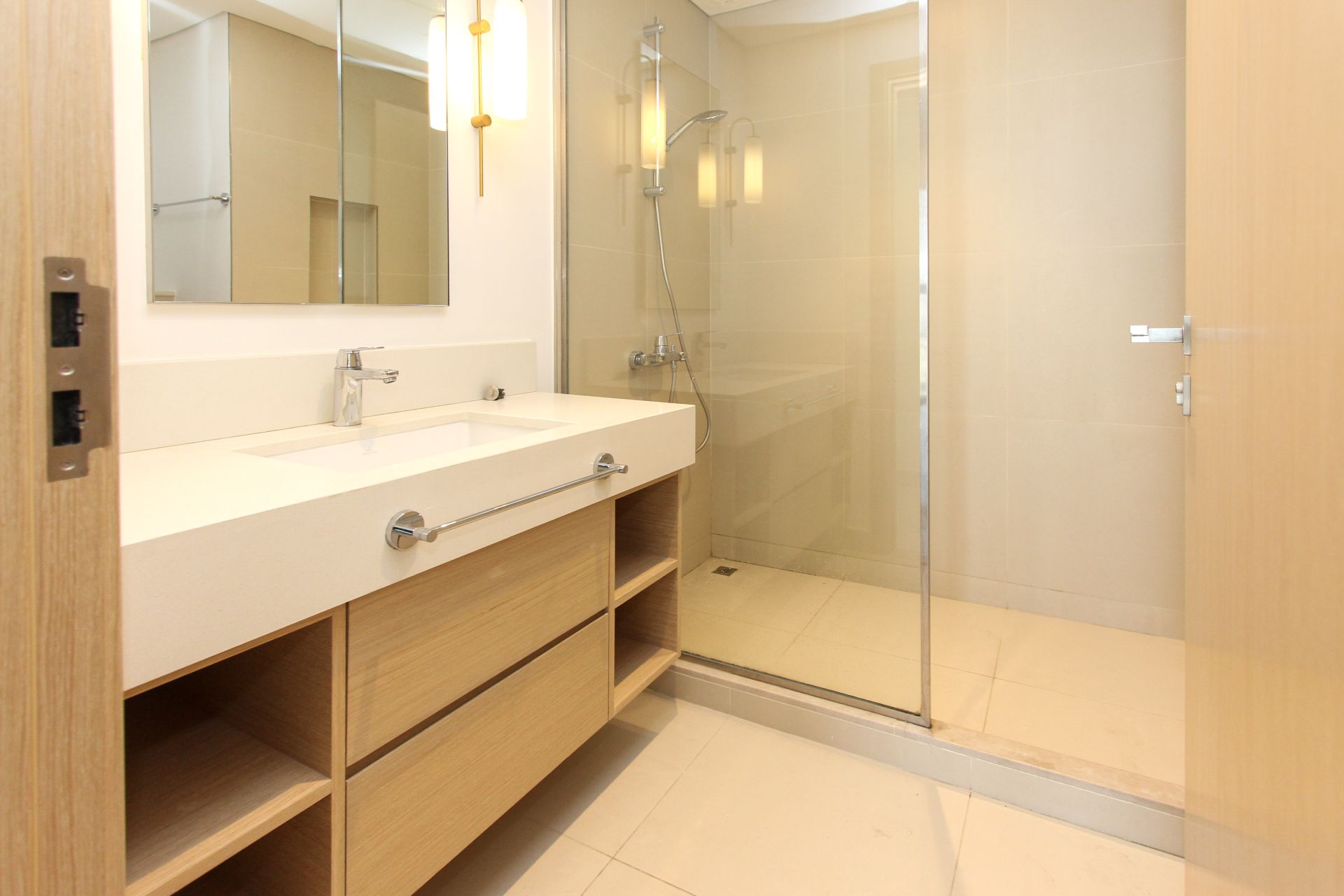 Vacant | Unfurnished | Mid Floor