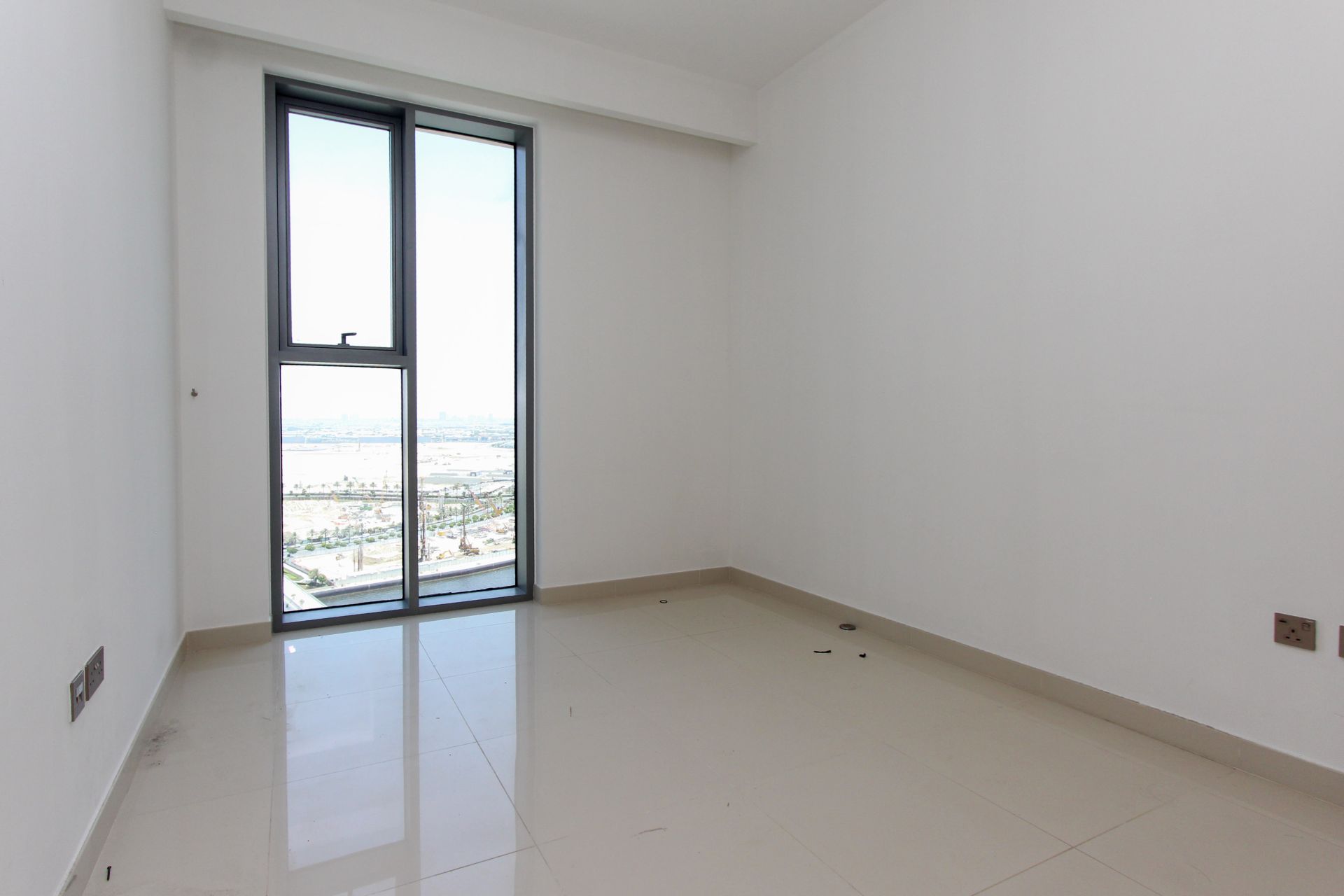 Vacant | Unfurnished | Mid Floor