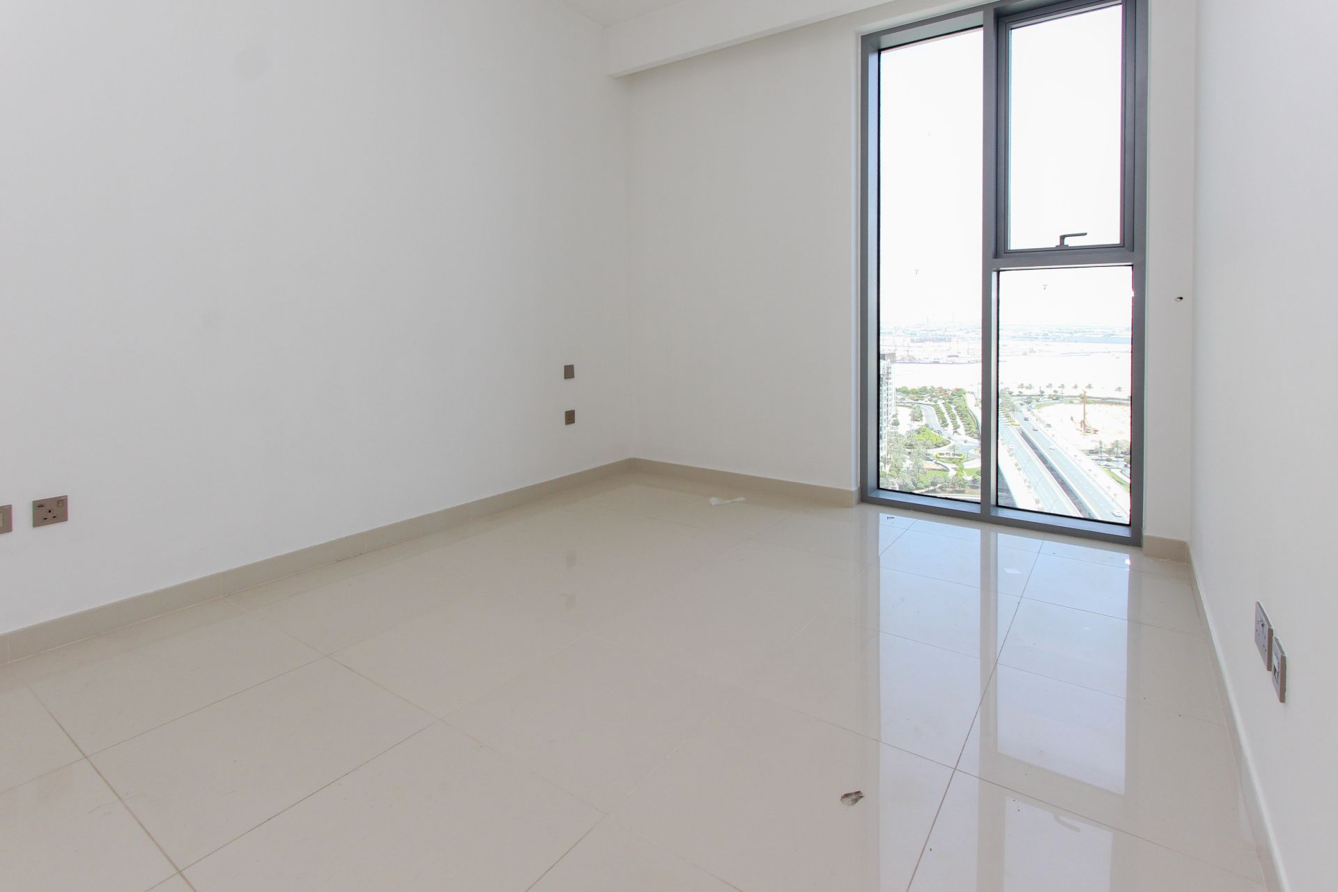 Vacant | Unfurnished | Mid Floor