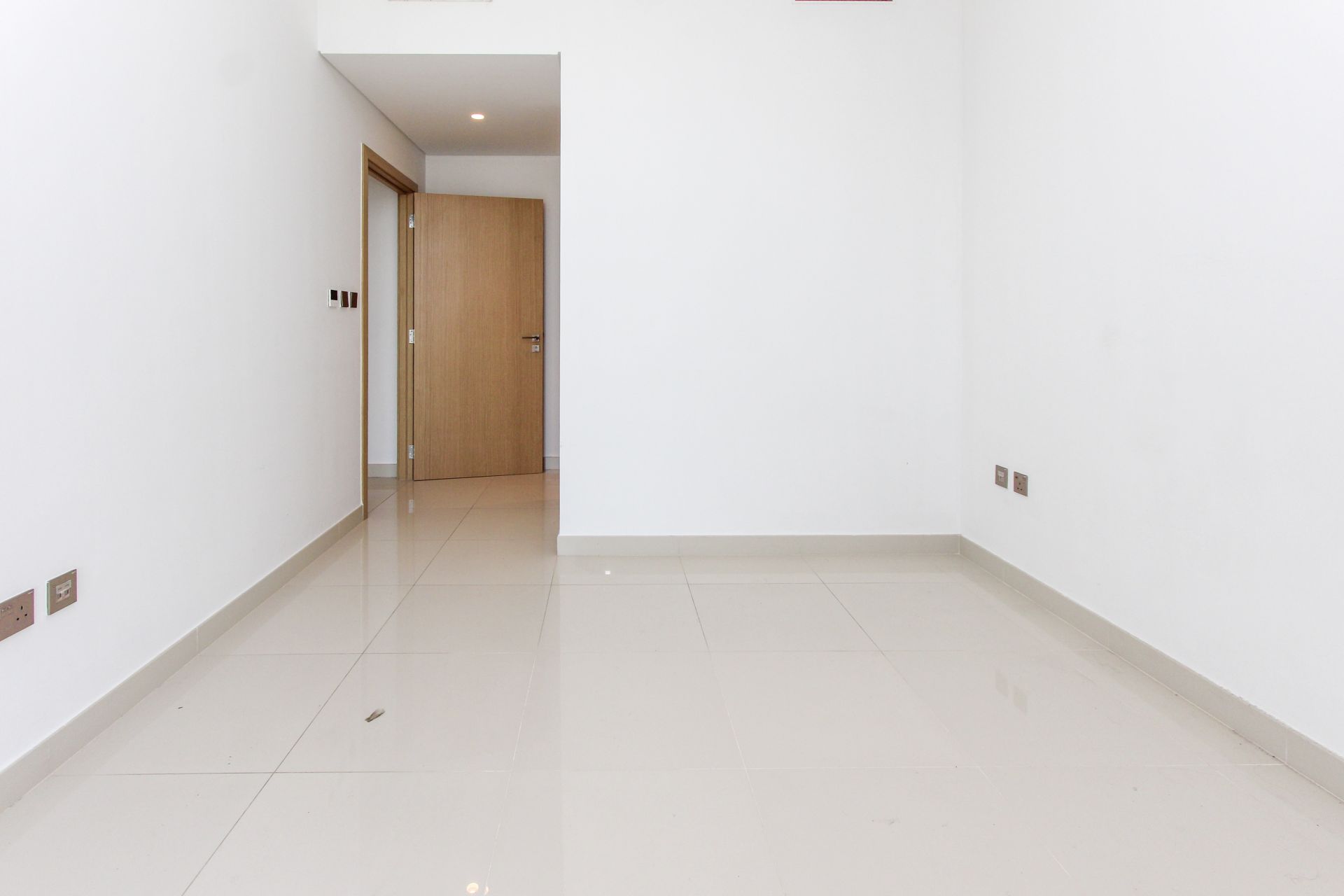 Vacant | Unfurnished | Mid Floor