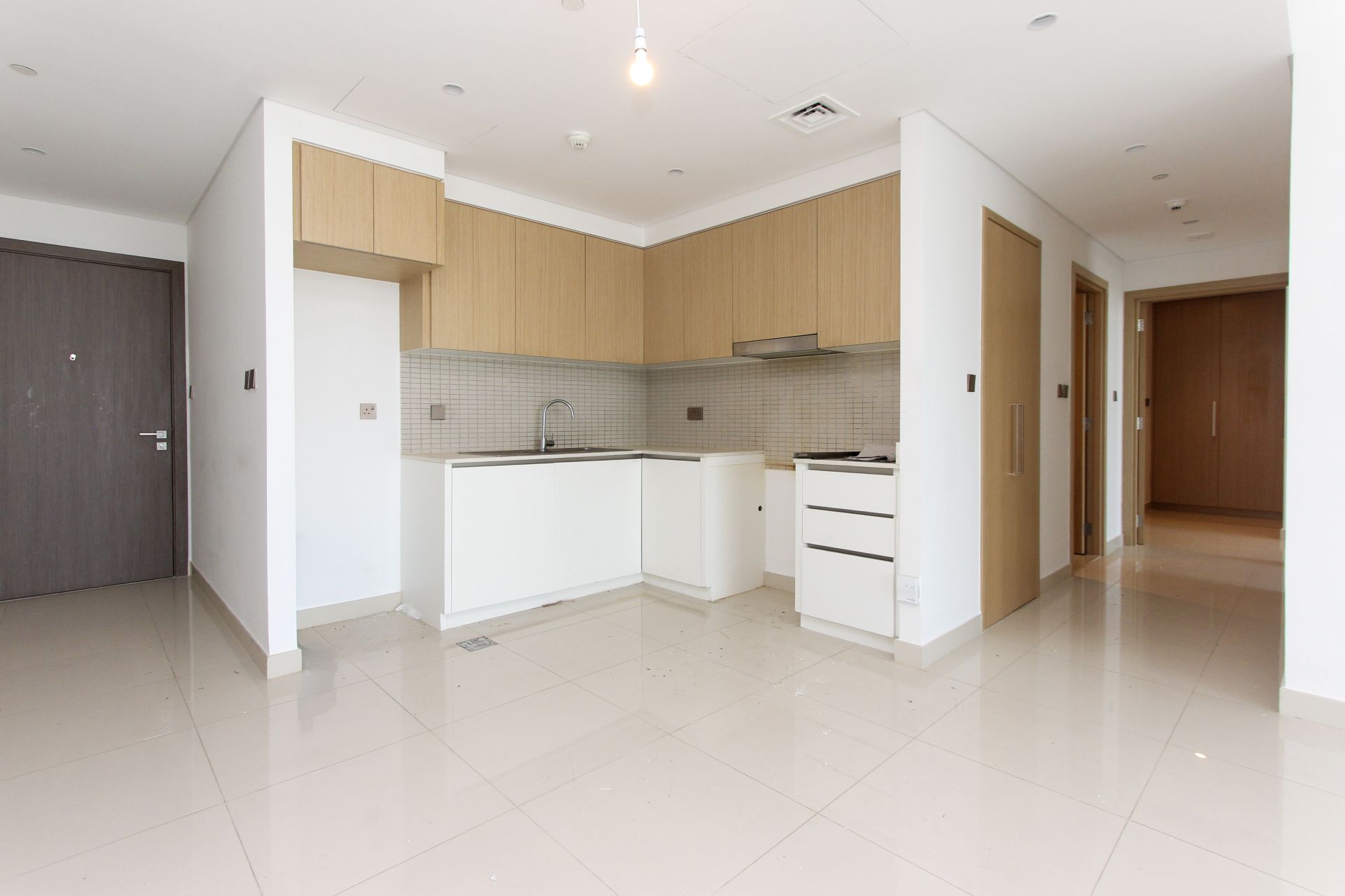 Vacant | Unfurnished | Mid Floor