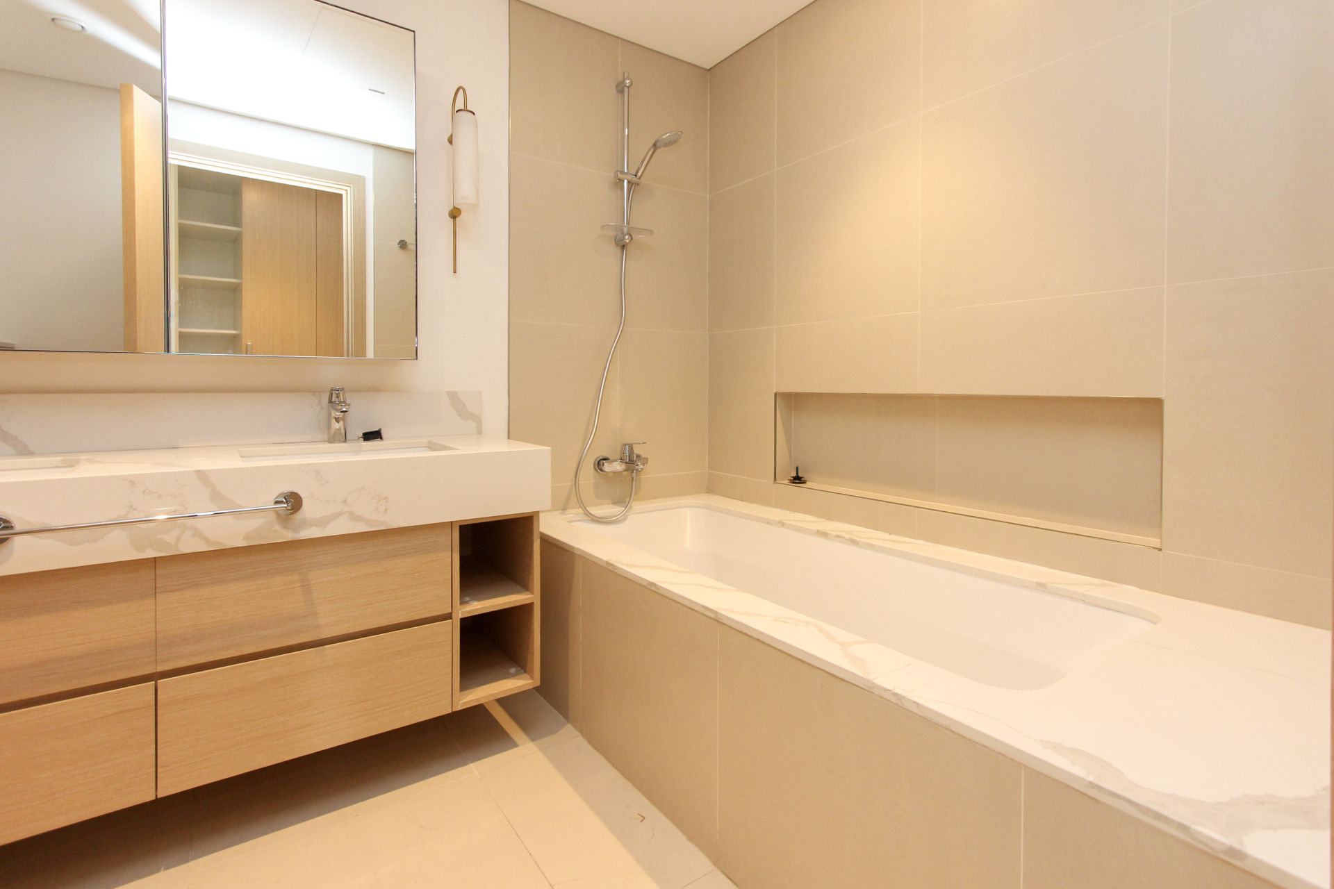 Vacant | Unfurnished | Mid Floor