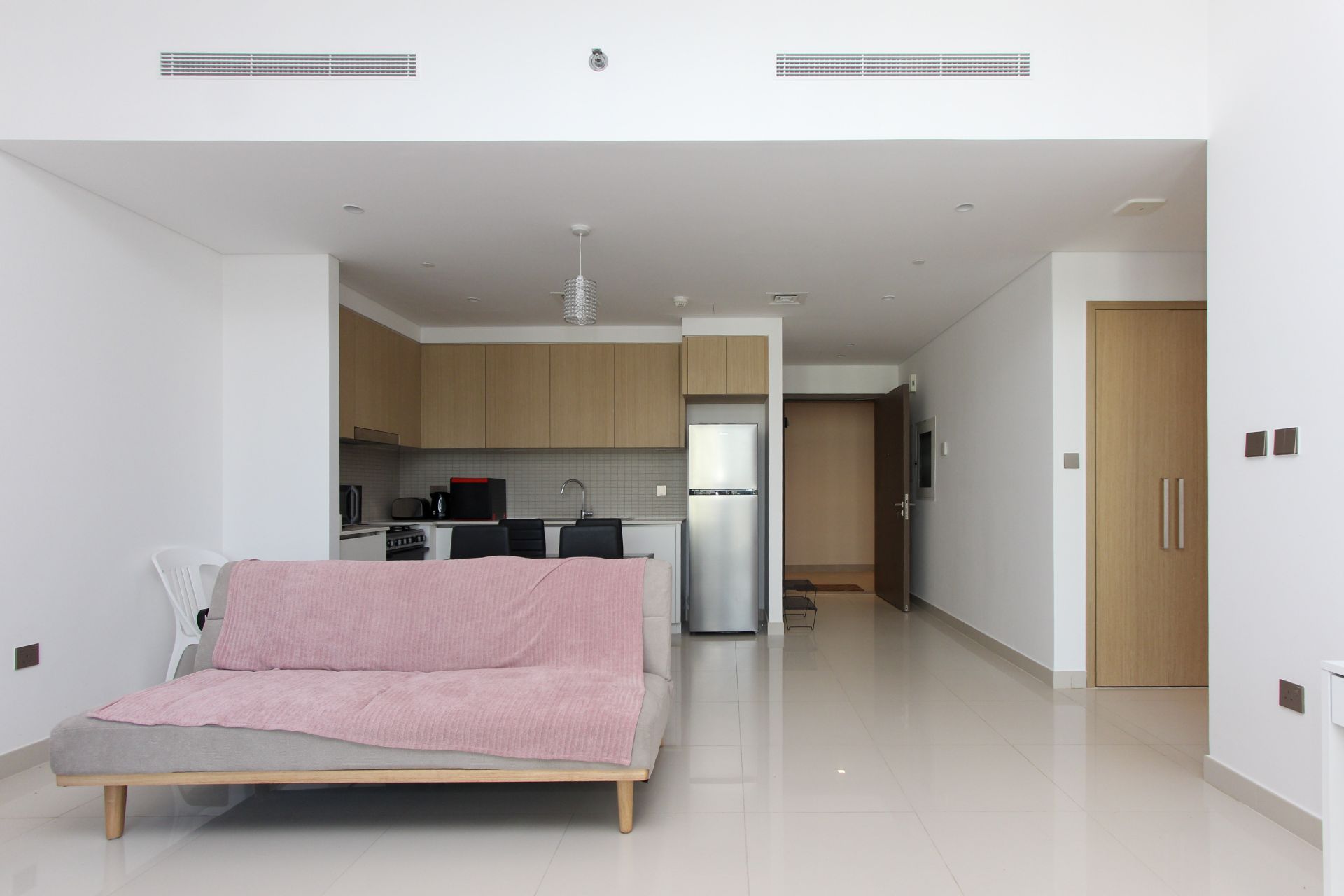 Vacant | Furnished | Mid Floor
