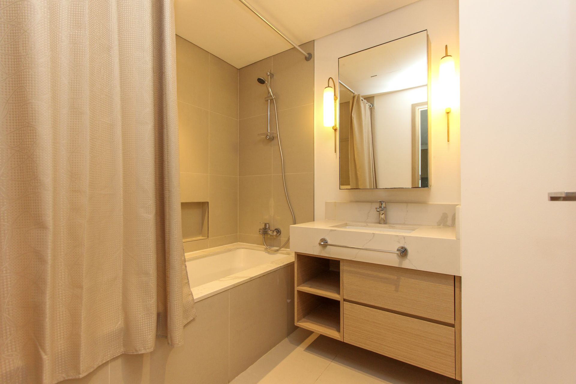 Vacant | Furnished | Mid Floor