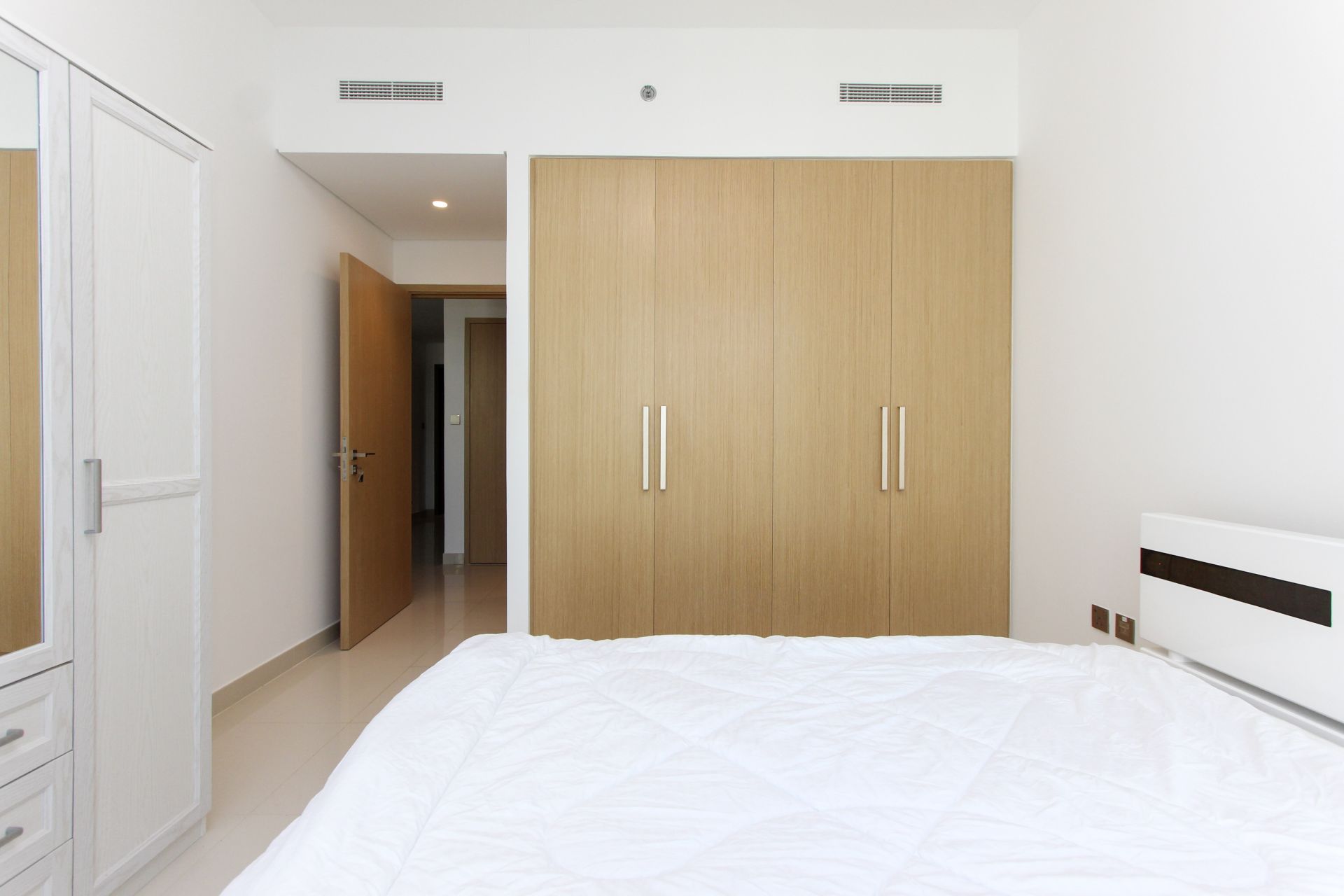 Vacant | Furnished | Mid Floor