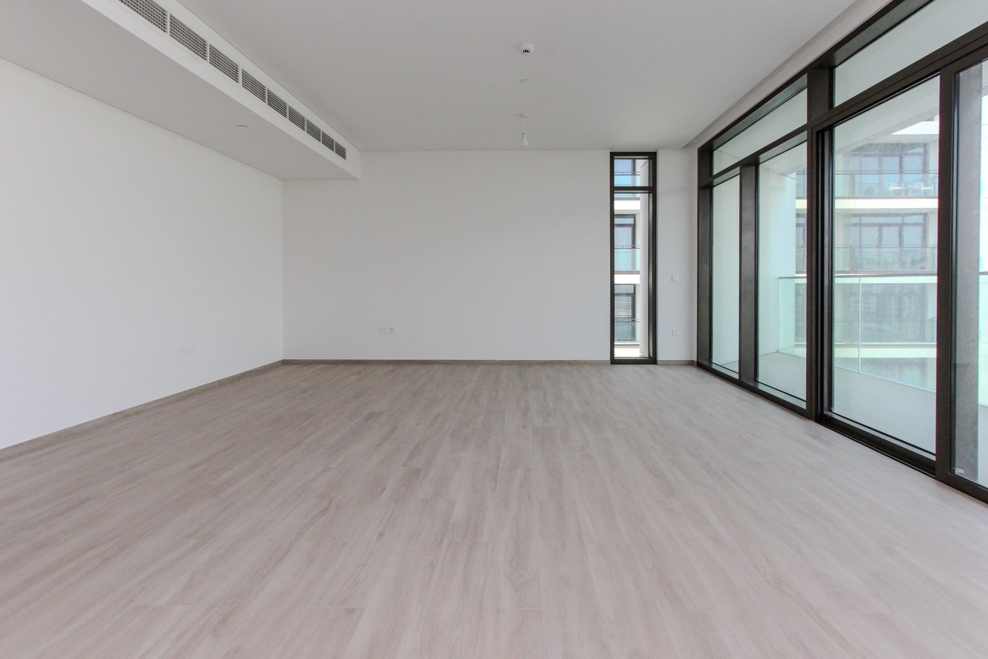 Full Canal View | White Goods | 2 Balconies