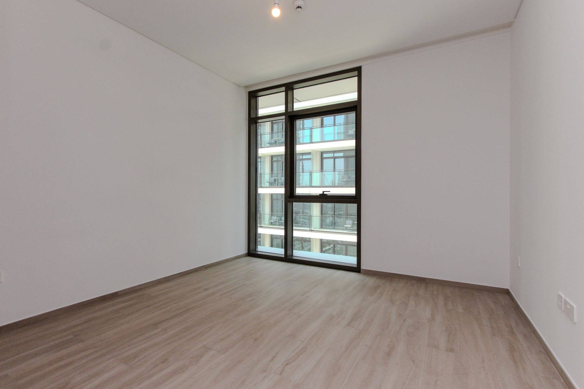 Full Canal View | White Goods | 2 Balconies