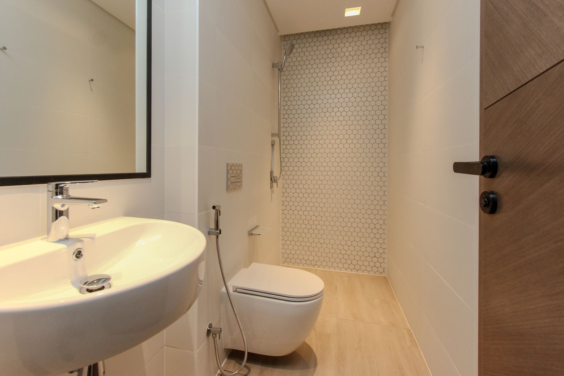 Full Canal View | White Goods | 2 Balconies