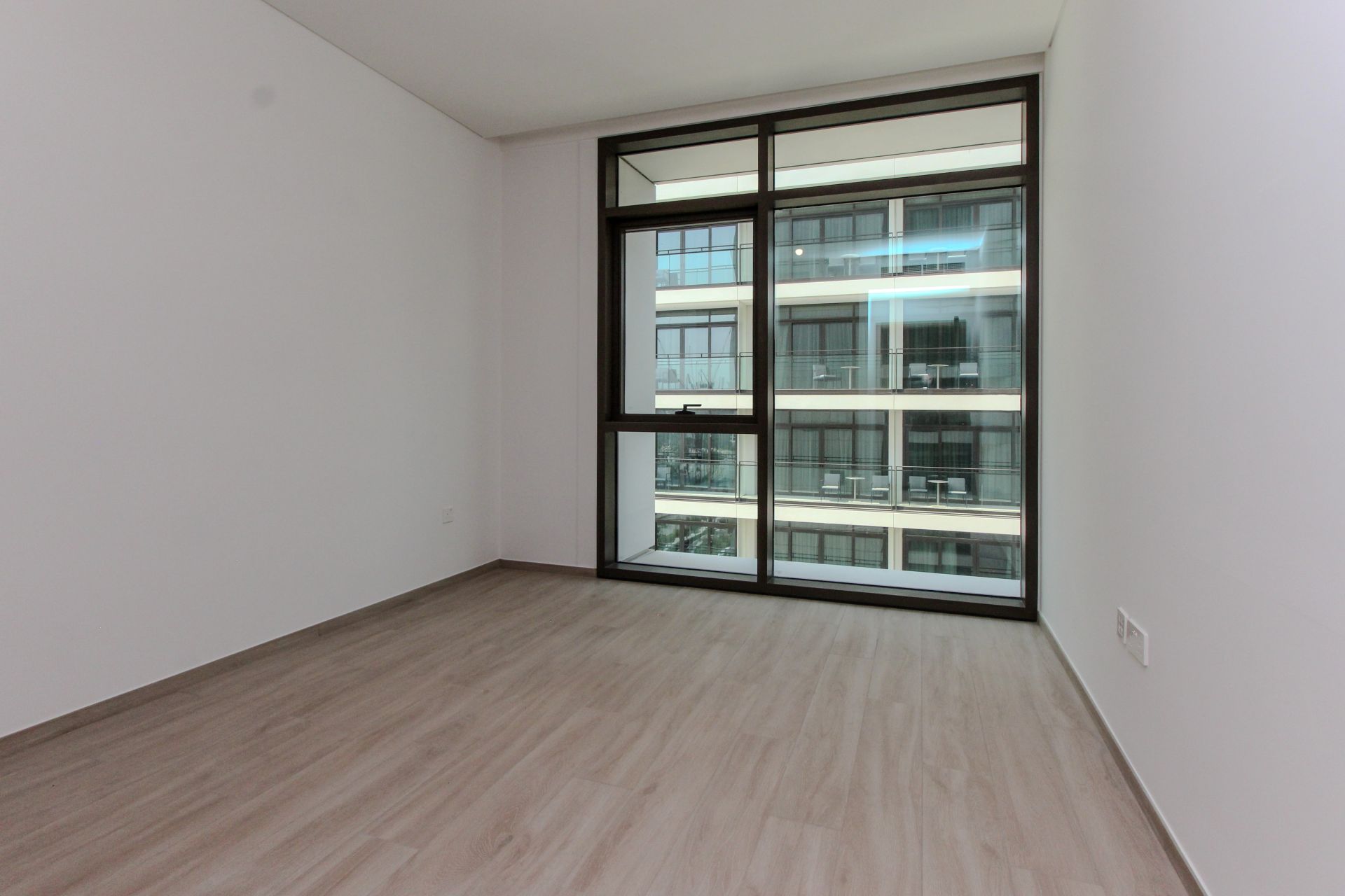 Full Canal View | White Goods | 2 Balconies