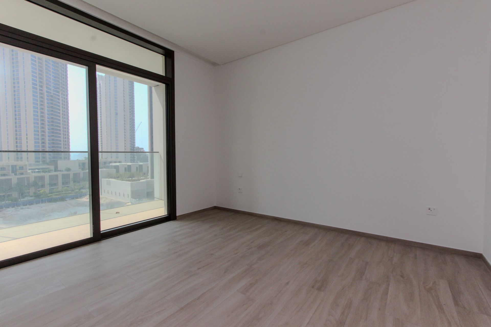Full Canal View | White Goods | 2 Balconies