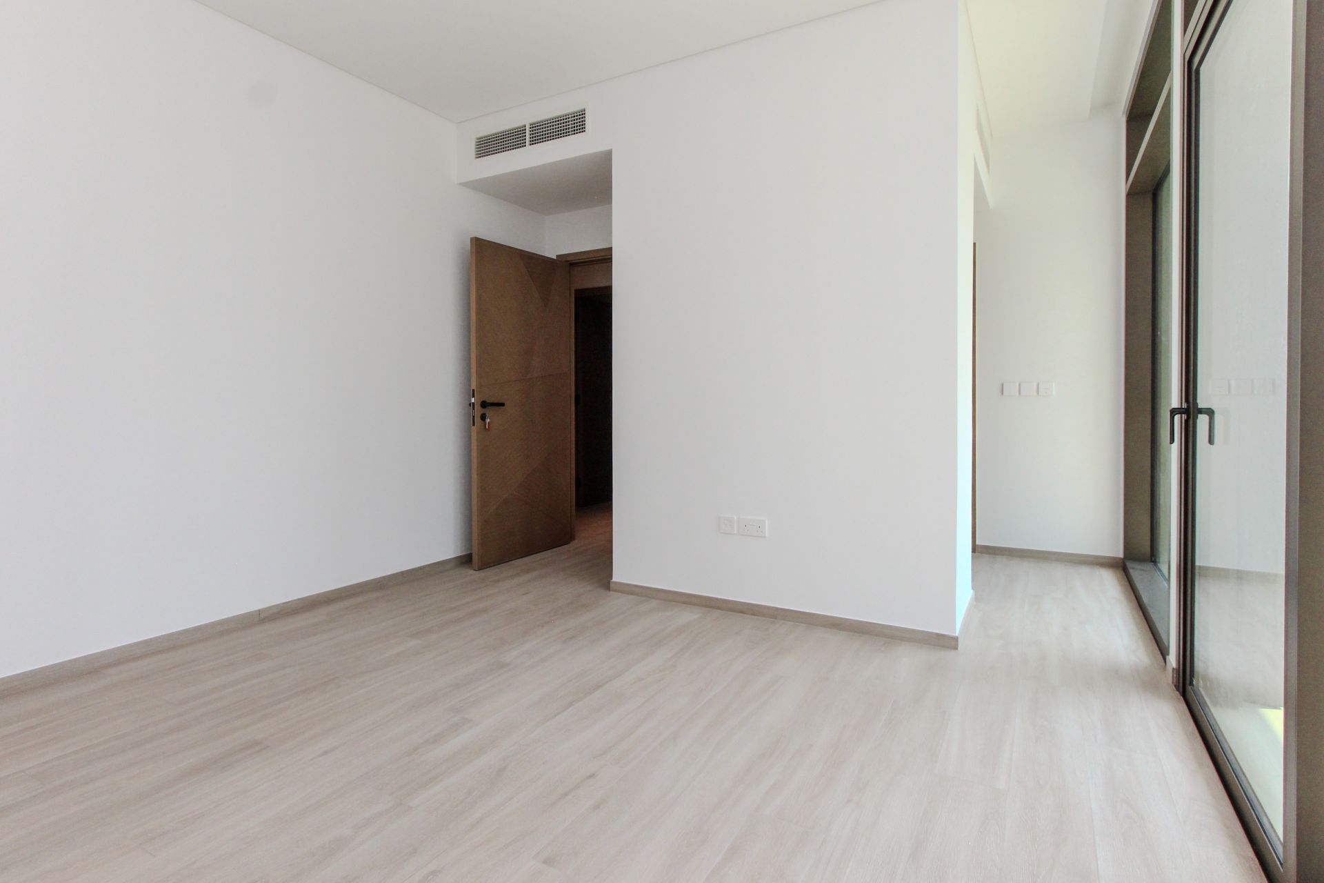 Full Canal View | White Goods | 2 Balconies
