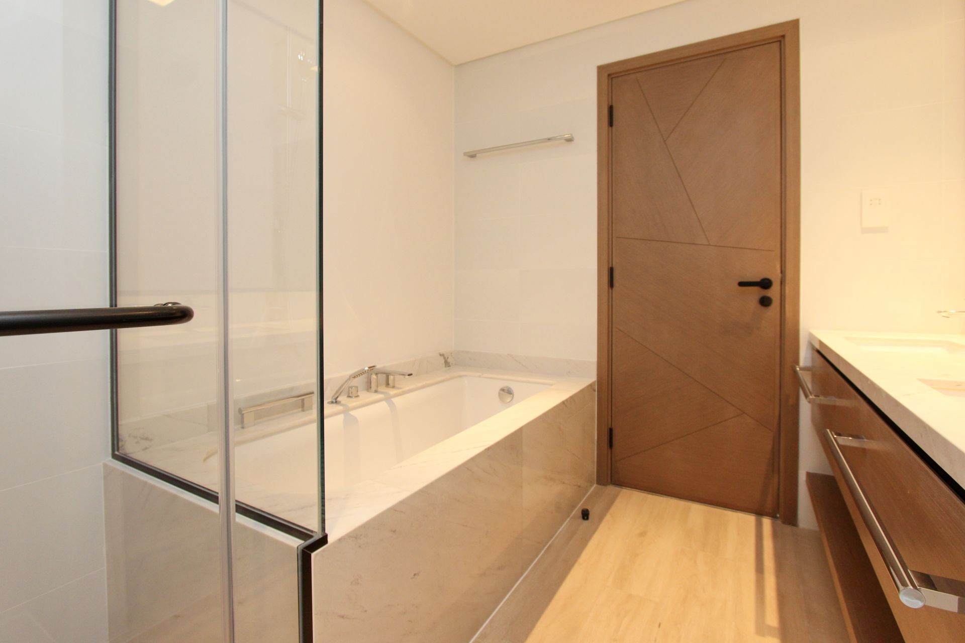 Full Canal View | White Goods | 2 Balconies