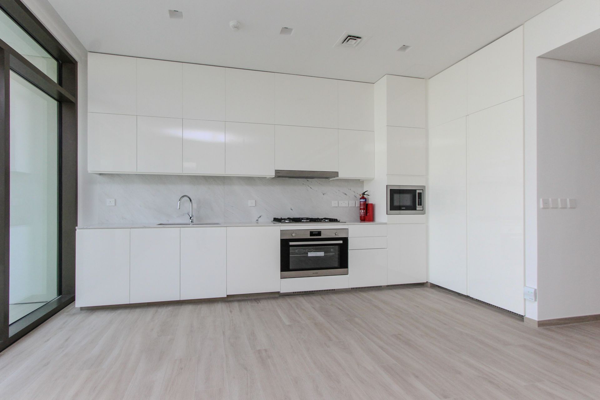 Full Canal View | White Goods | 2 Balconies